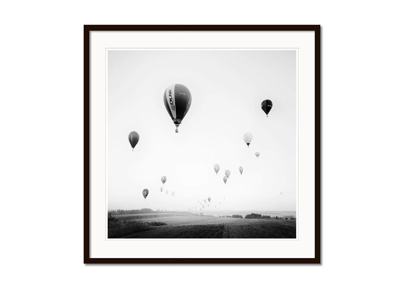 Hot Air Ballon, Weltmeisterschaft, Schwarz-Weiß-Fotografie, limitierte Auflage (Grau), Black and White Photograph, von Gerald Berghammer