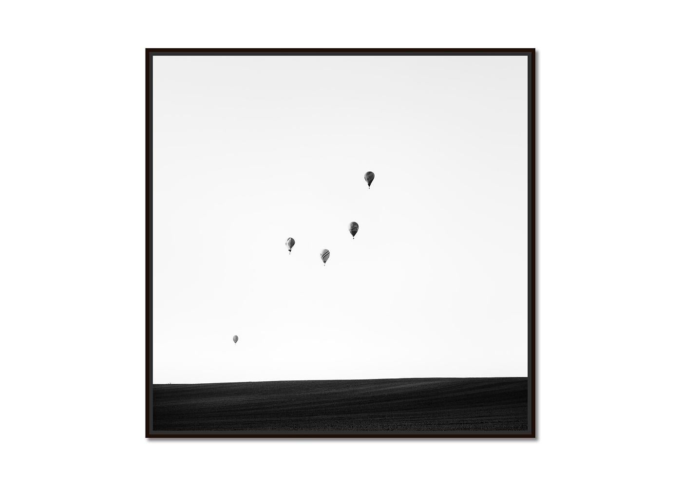 Hot Air Ballon, Weltmeisterschaft, b&w-Fotografie, Landschaft in limitierter Auflage – Photograph von Gerald Berghammer