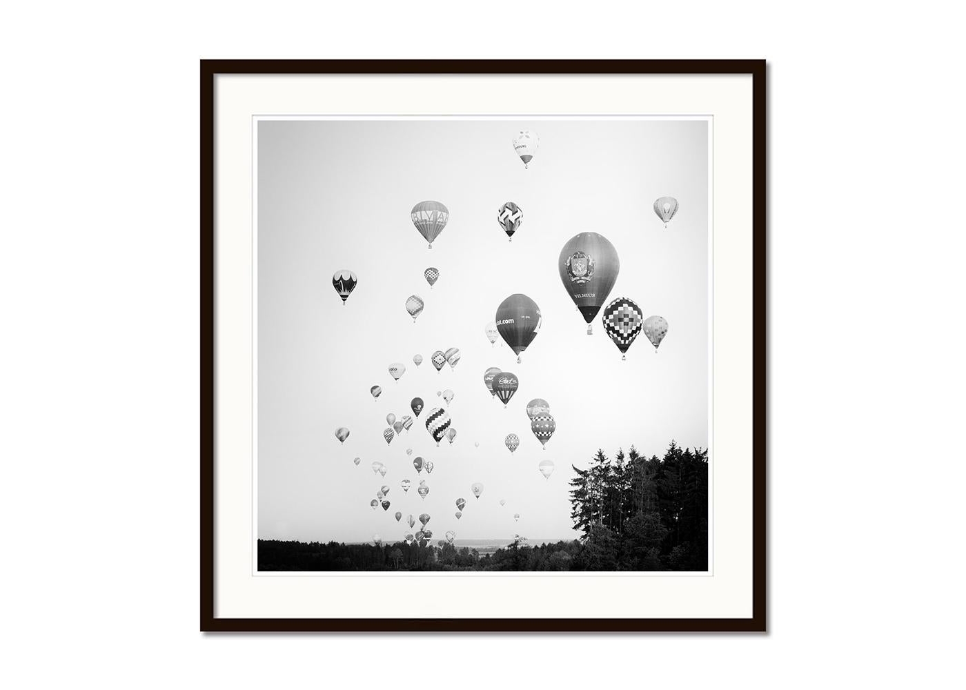 Schwarz-Weiß-Kunstfotografie. Viele Heißluftballons nach dem Start der Weltmeisterschaften in Österreich. Pigmenttintendruck, Auflage 9, signiert, betitelt, datiert und nummeriert vom Künstler. Mit Echtheitszertifikat. Bedruckt mit einem 4 cm