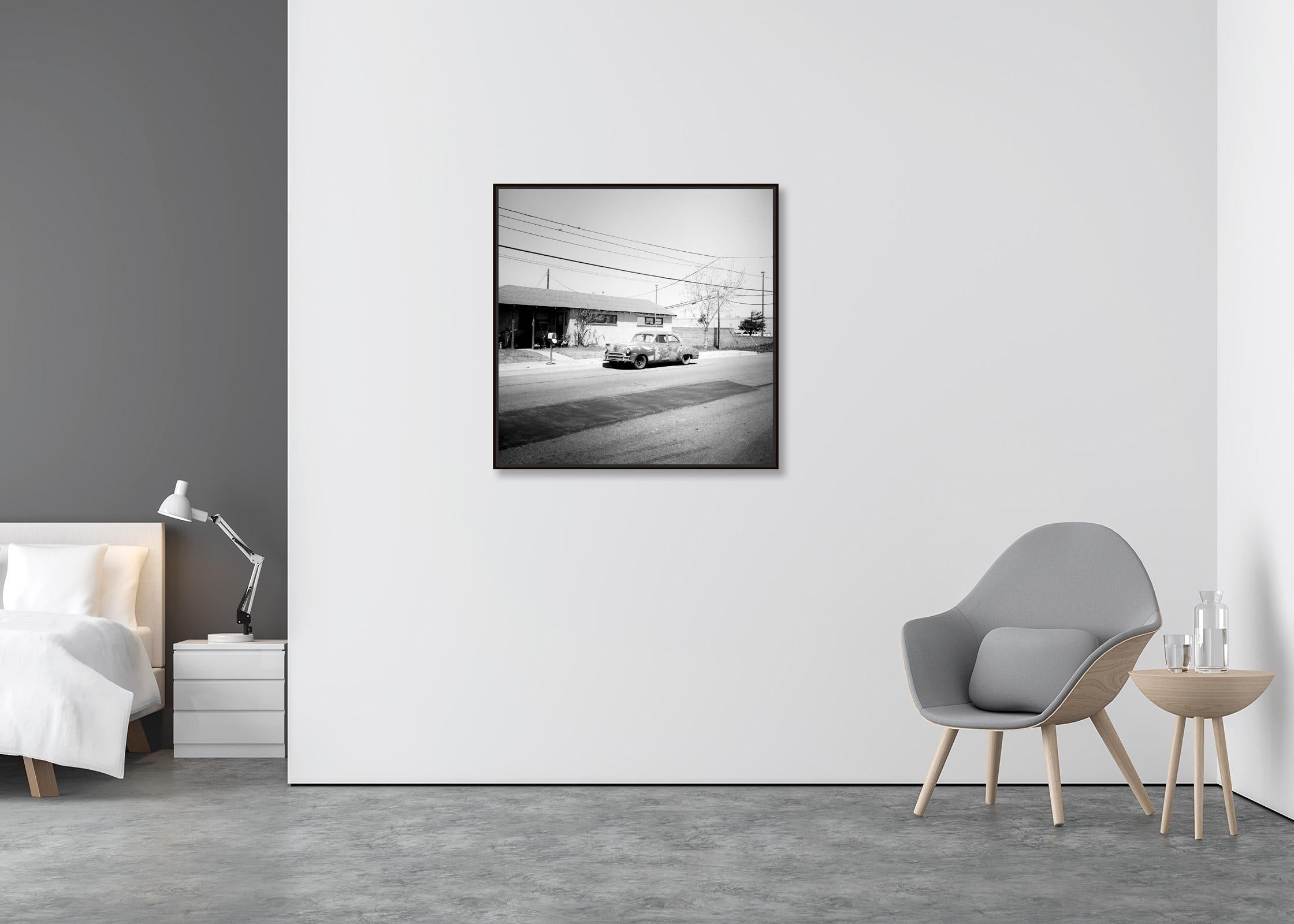 House, Classic Car, Arizona, USA, Black & White landscape photography art print - Contemporary Photograph by Gerald Berghammer