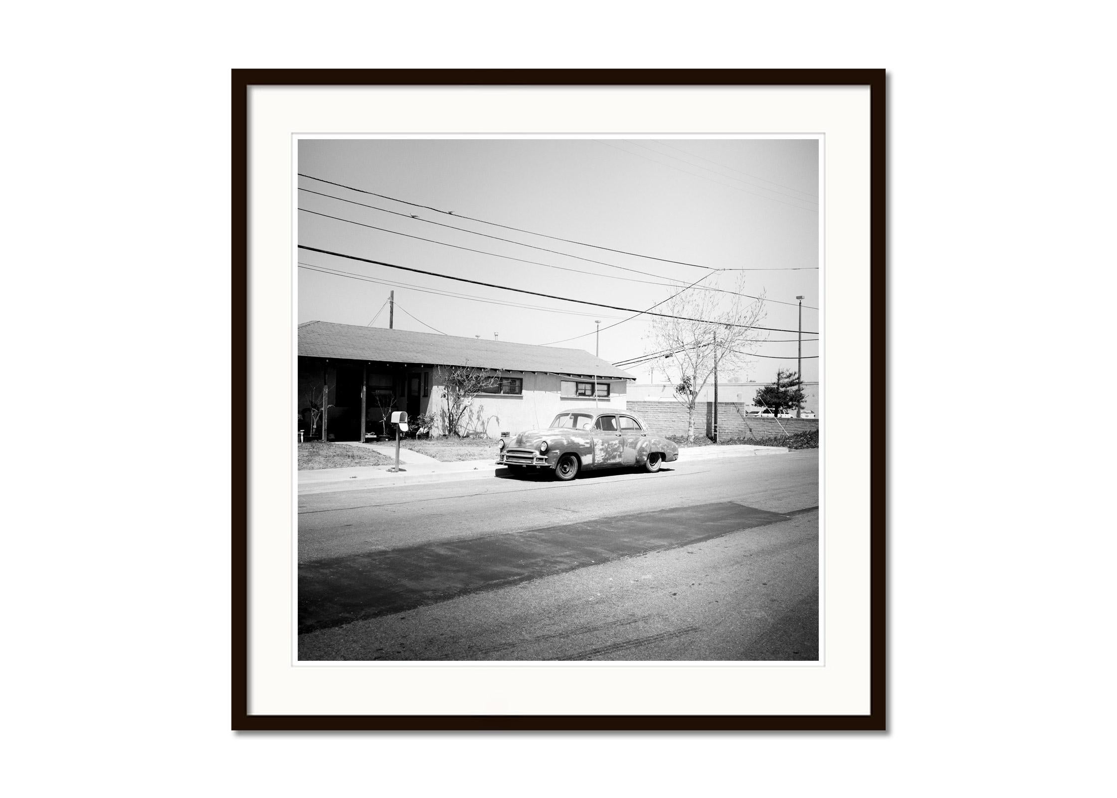 Haus, Classic Car, Arizona, USA, Schwarz-Weiß-Landschaftsfotografie-Kunstdruck (Grau), Landscape Photograph, von Gerald Berghammer