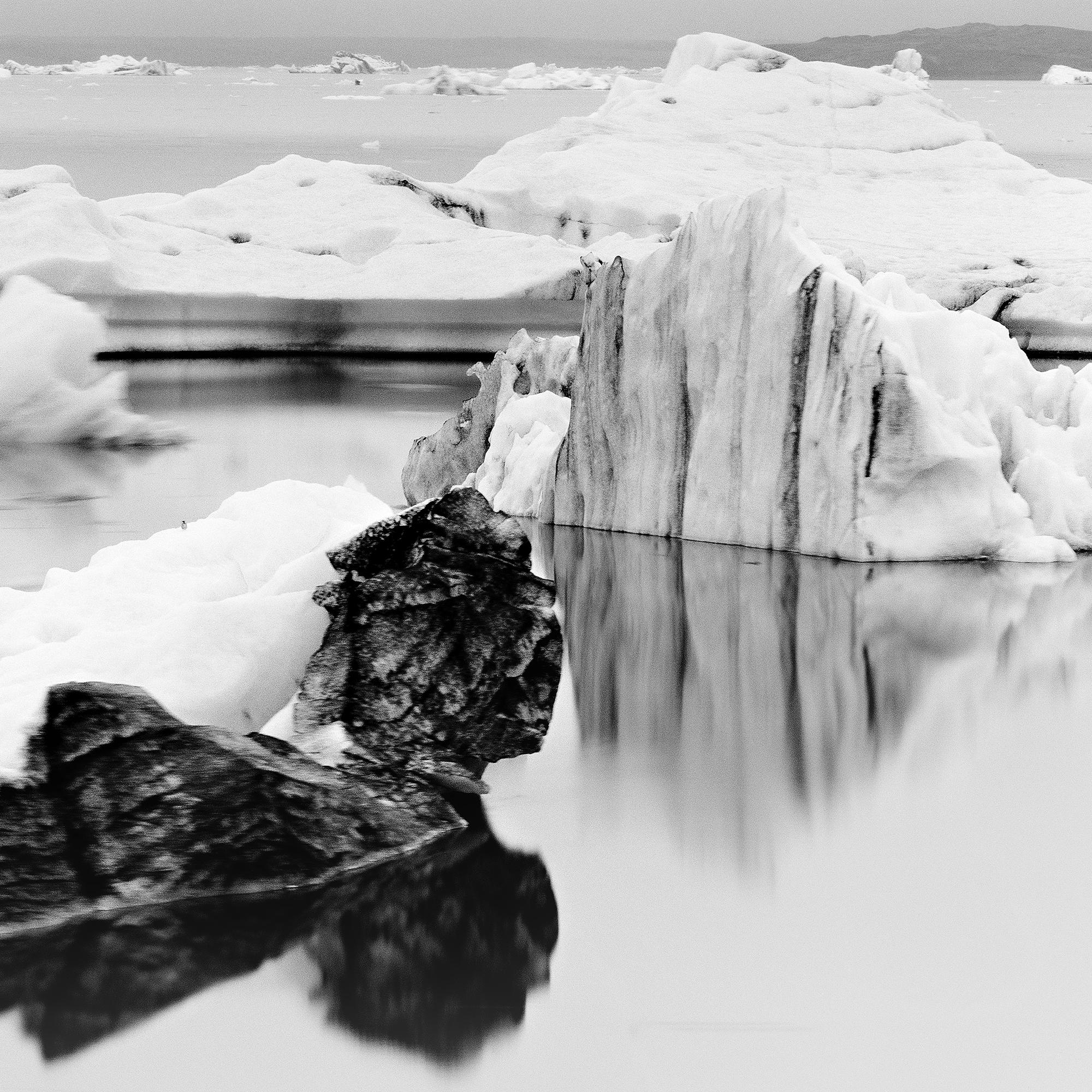 Eisberg, stiller Morgen, Island, Schwarz-Weiß-Fotografie der bildenden Kunst im Angebot 5