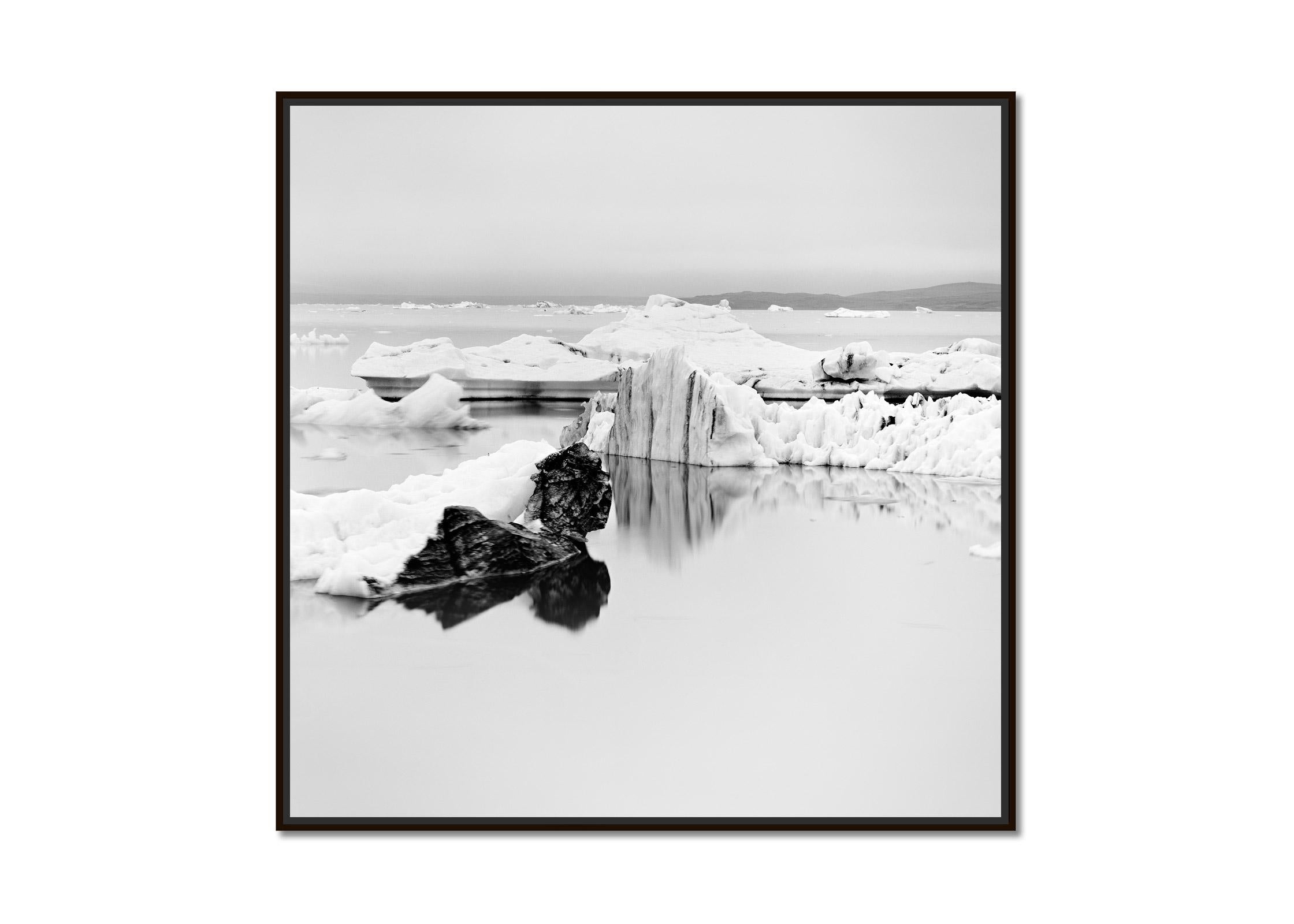 Eisberg, stiller Morgen, Island, Schwarz-Weiß-Fotografie der bildenden Kunst – Photograph von Gerald Berghammer