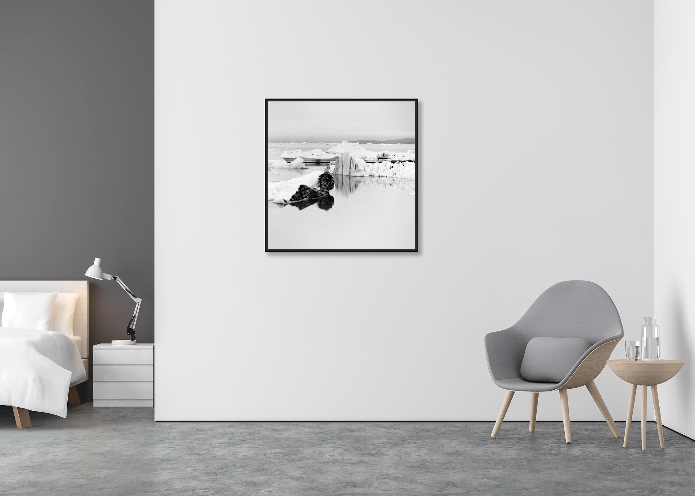 Eisberg, stiller Morgen, Island, Schwarz-Weiß-Fotografie der bildenden Kunst (Zeitgenössisch), Photograph, von Gerald Berghammer