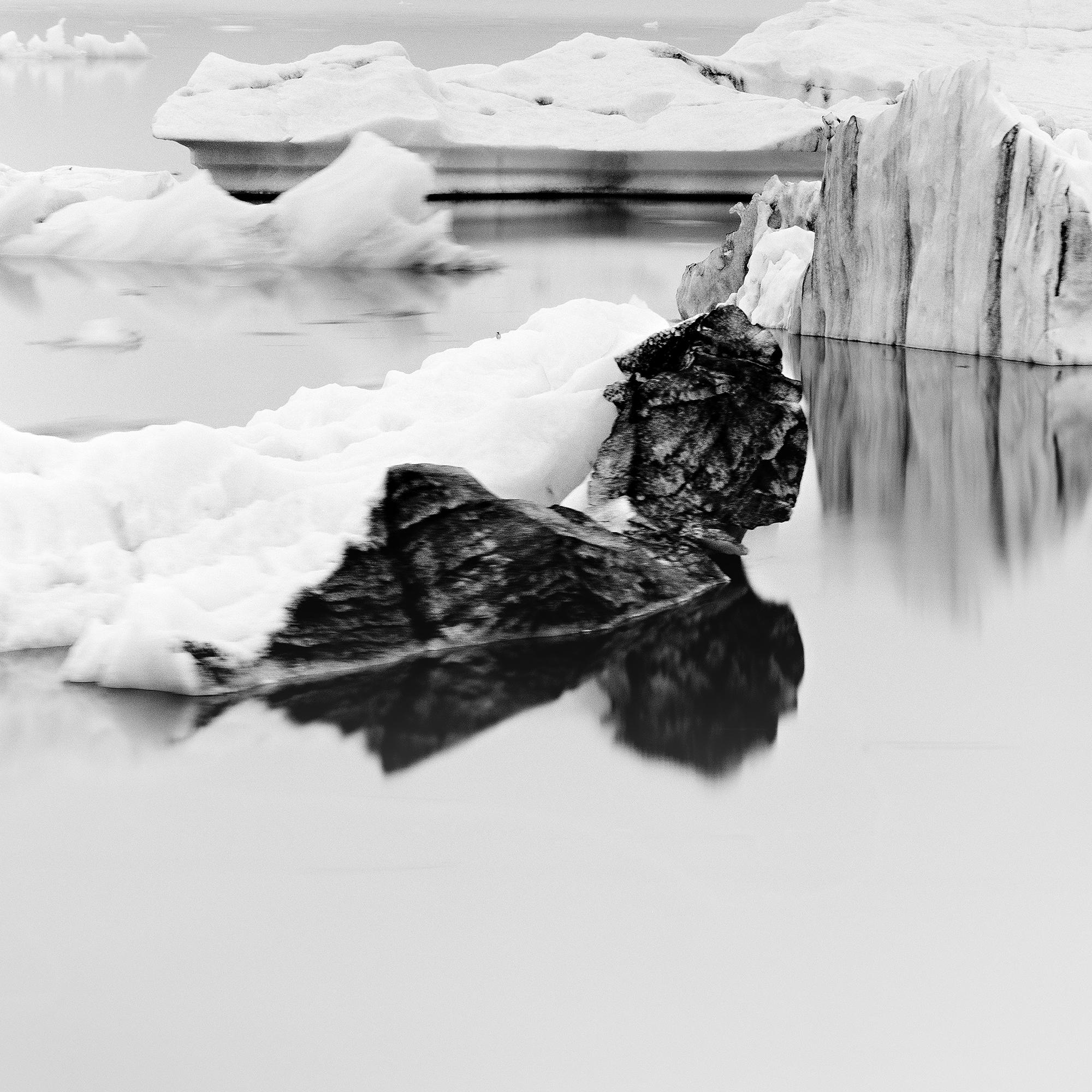 Eisberg, stiller Morgen, Island, Schwarz-Weiß-Fotografie der bildenden Kunst im Angebot 3