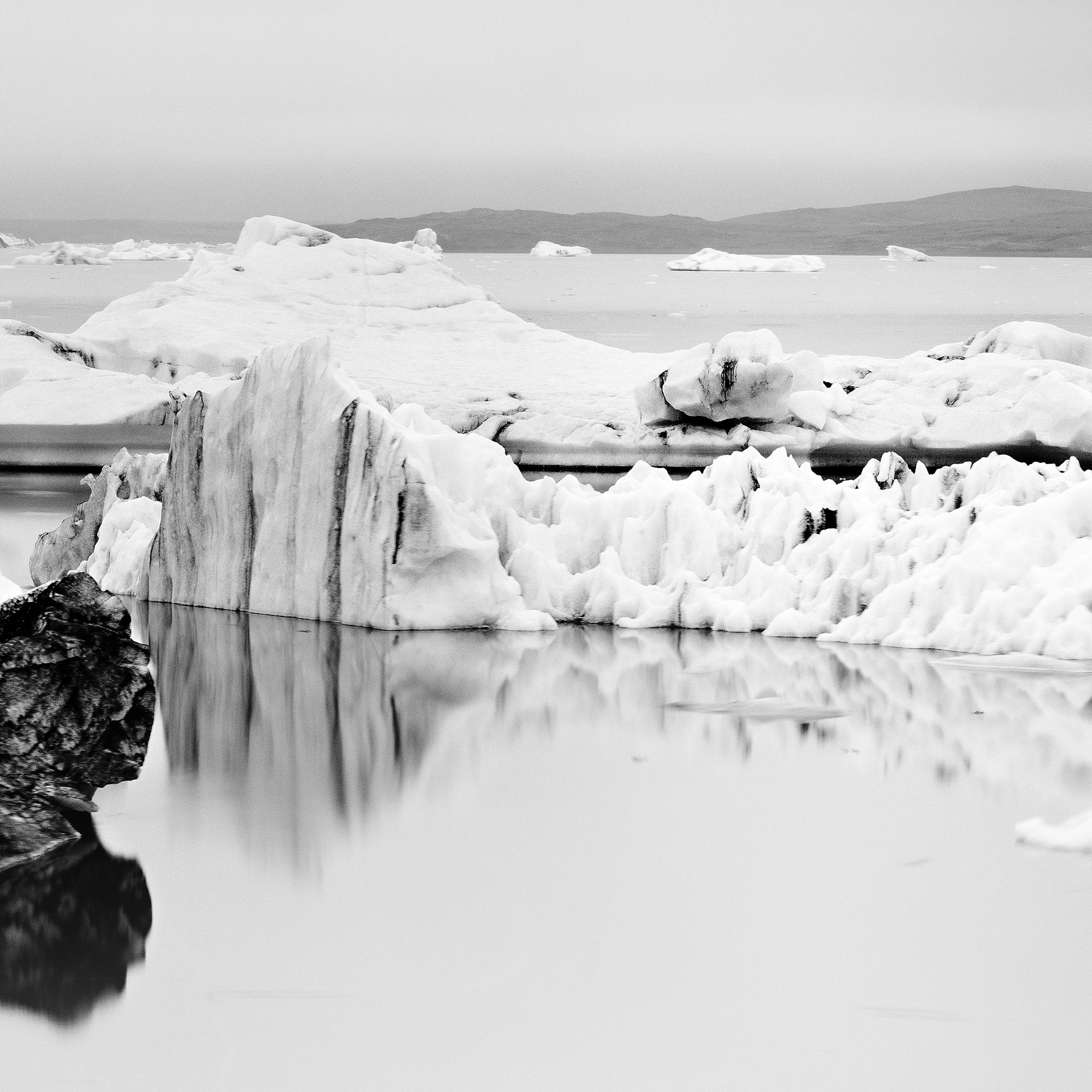 Eisberg, stiller Morgen, Island, Schwarz-Weiß-Fotografie der bildenden Kunst im Angebot 4