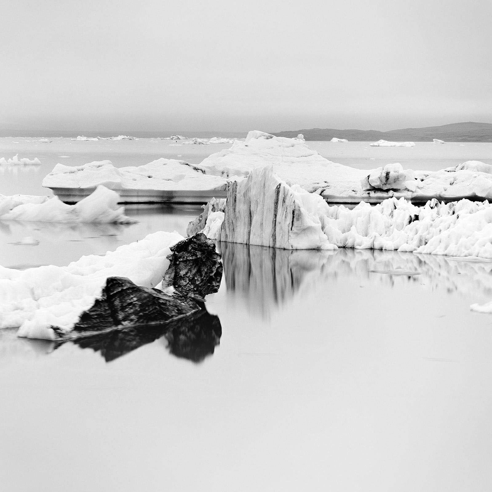 Gerald Berghammer Black and White Photograph – Eisberg, stiller Morgen, Island, Schwarz-Weiß-Fotografie der bildenden Kunst