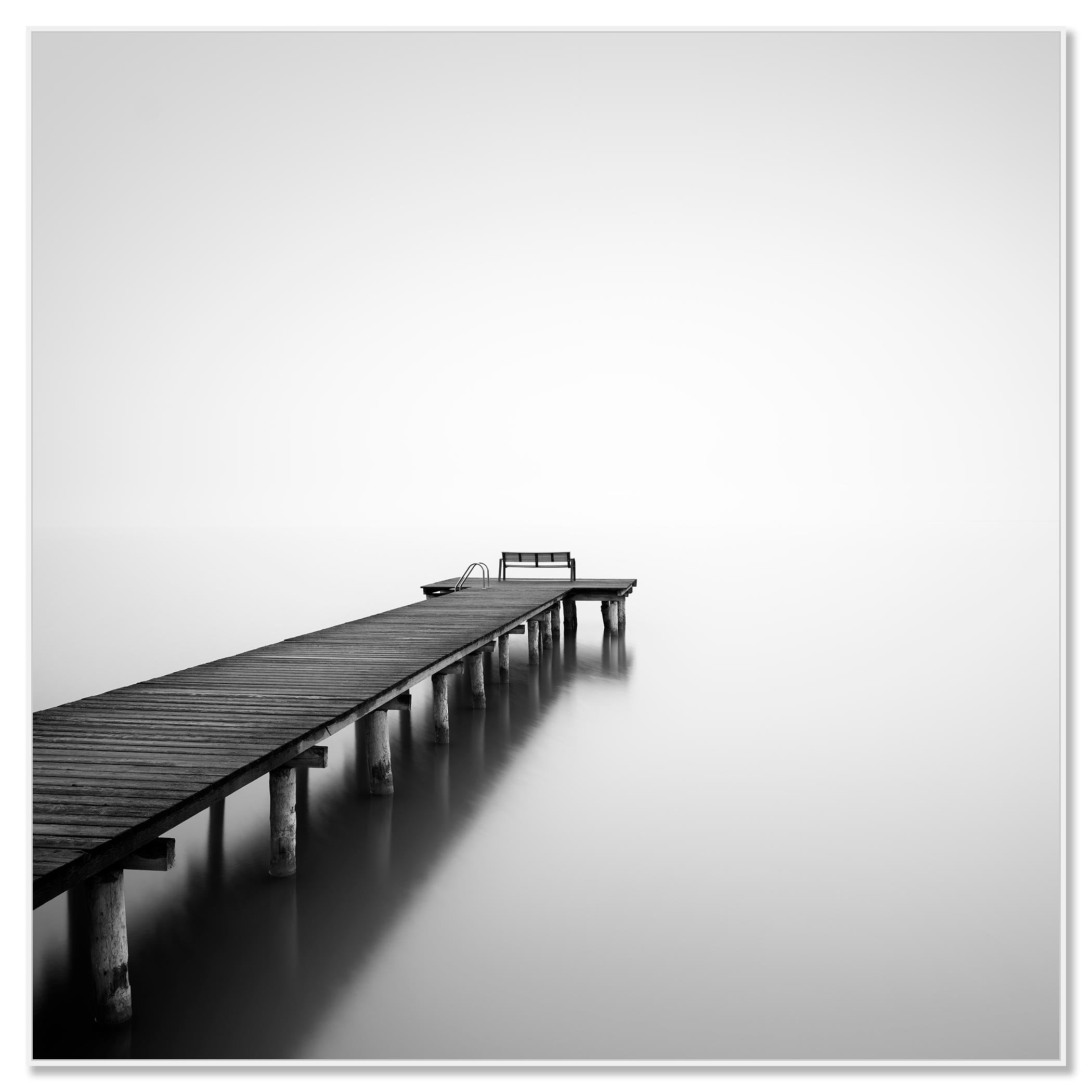 Hacia la Nada, foto de larga exposición del paisaje acuático del embarcadero, edición limitada - Photograph de Gerald Berghammer