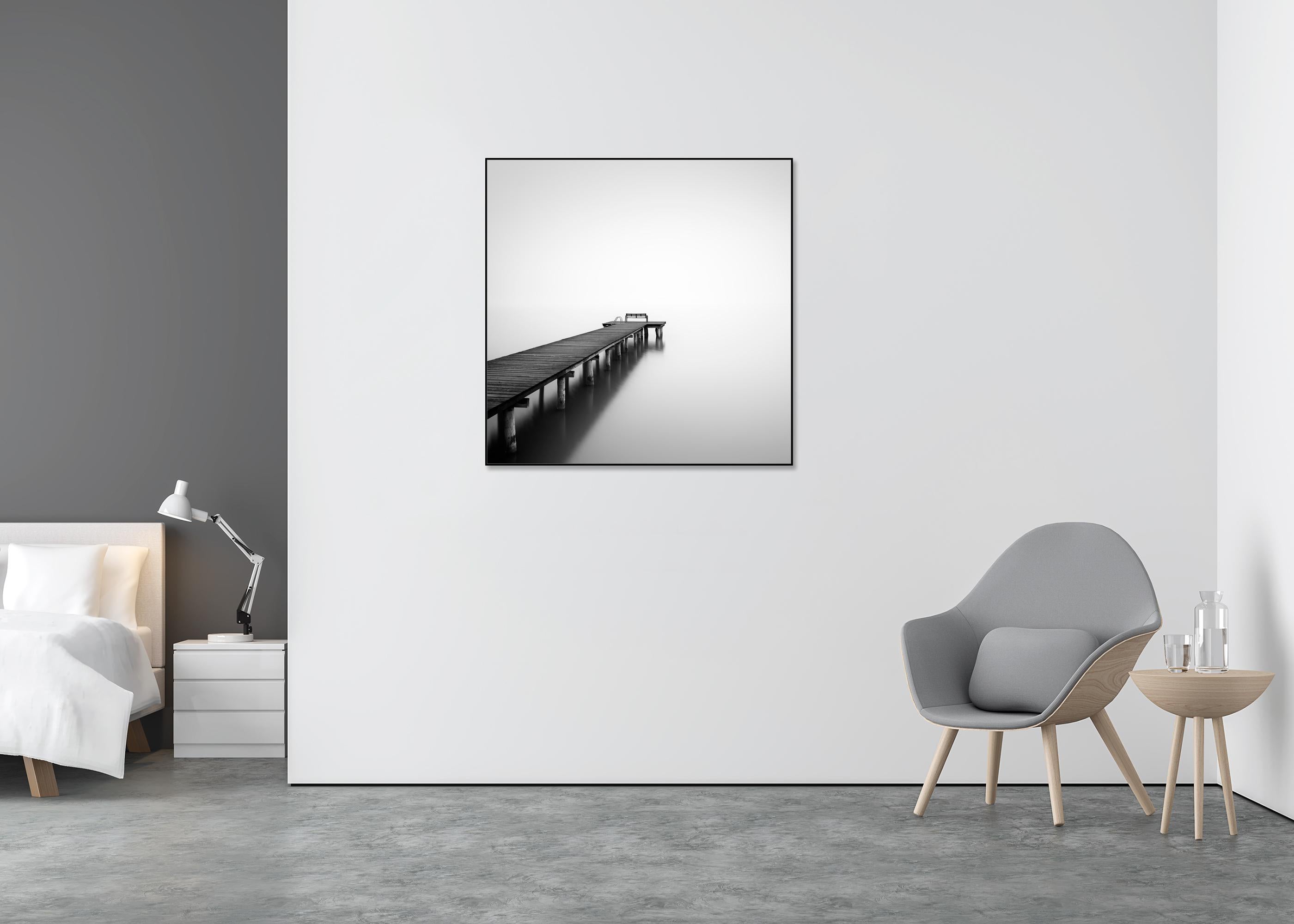 Hacia la Nada, foto de larga exposición del paisaje acuático del embarcadero, edición limitada - Landscape Photograph Gris de Gerald Berghammer
