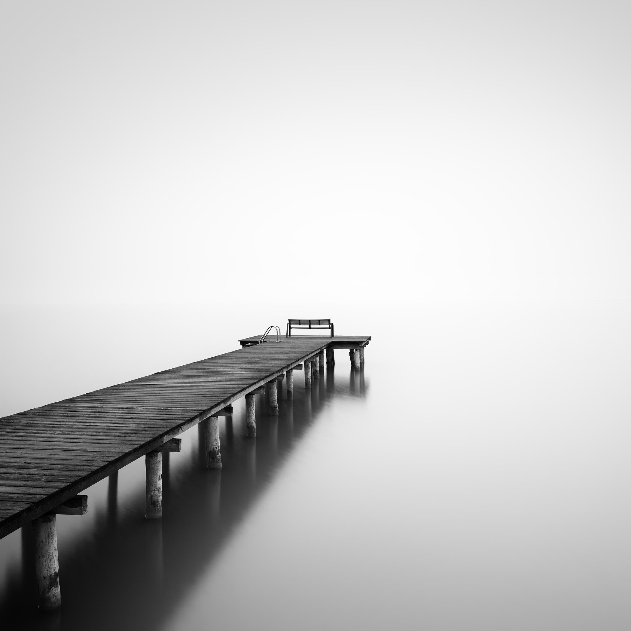 Landscape Photograph de Gerald Berghammer - Hacia la Nada, foto de larga exposición del paisaje acuático del embarcadero, edición limitada