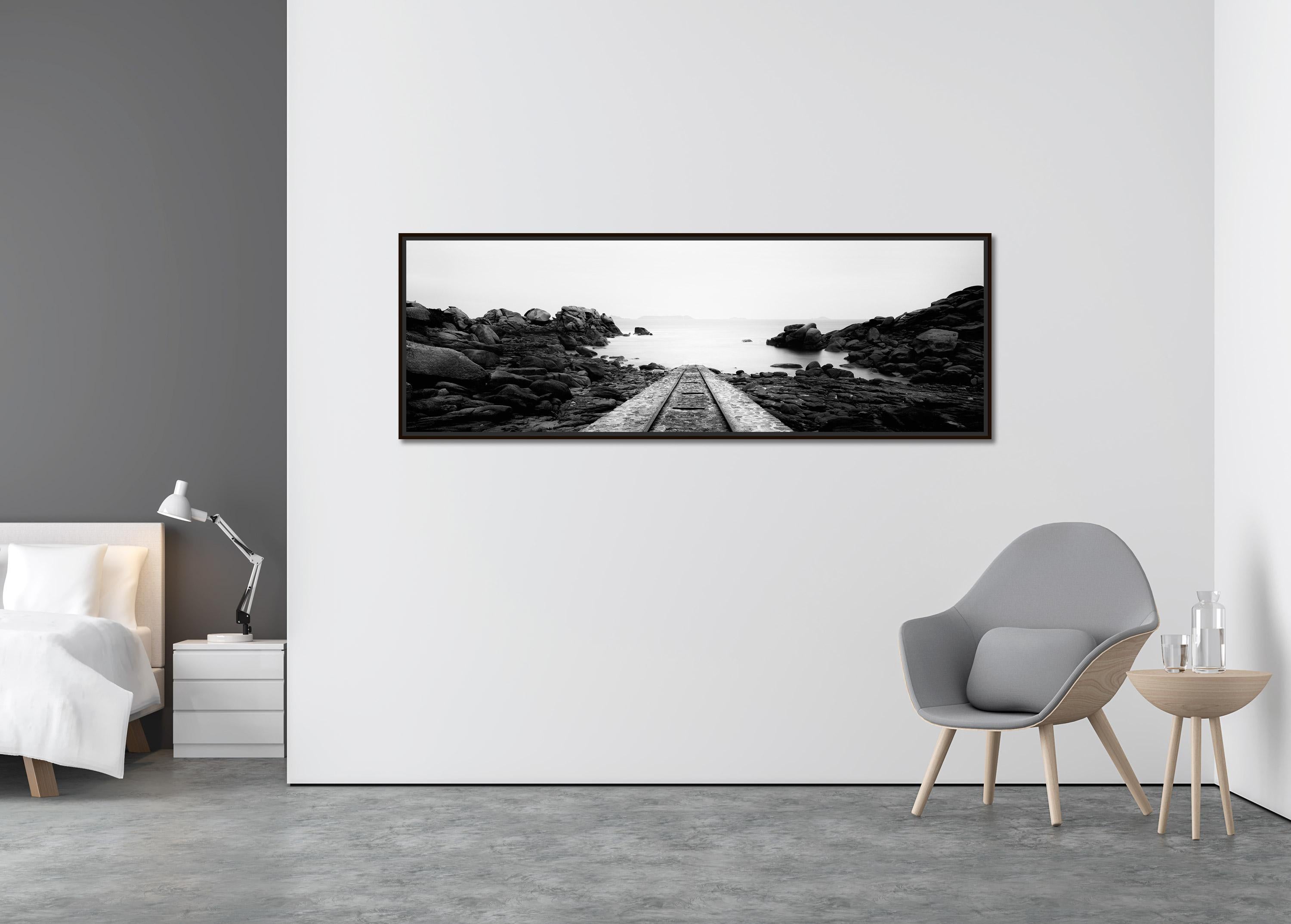 Into the Ocean railroad Atlantic Bay, Frankreich, Schwarz-Weiß-Landschaftsfotografie (Zeitgenössisch), Photograph, von Gerald Berghammer