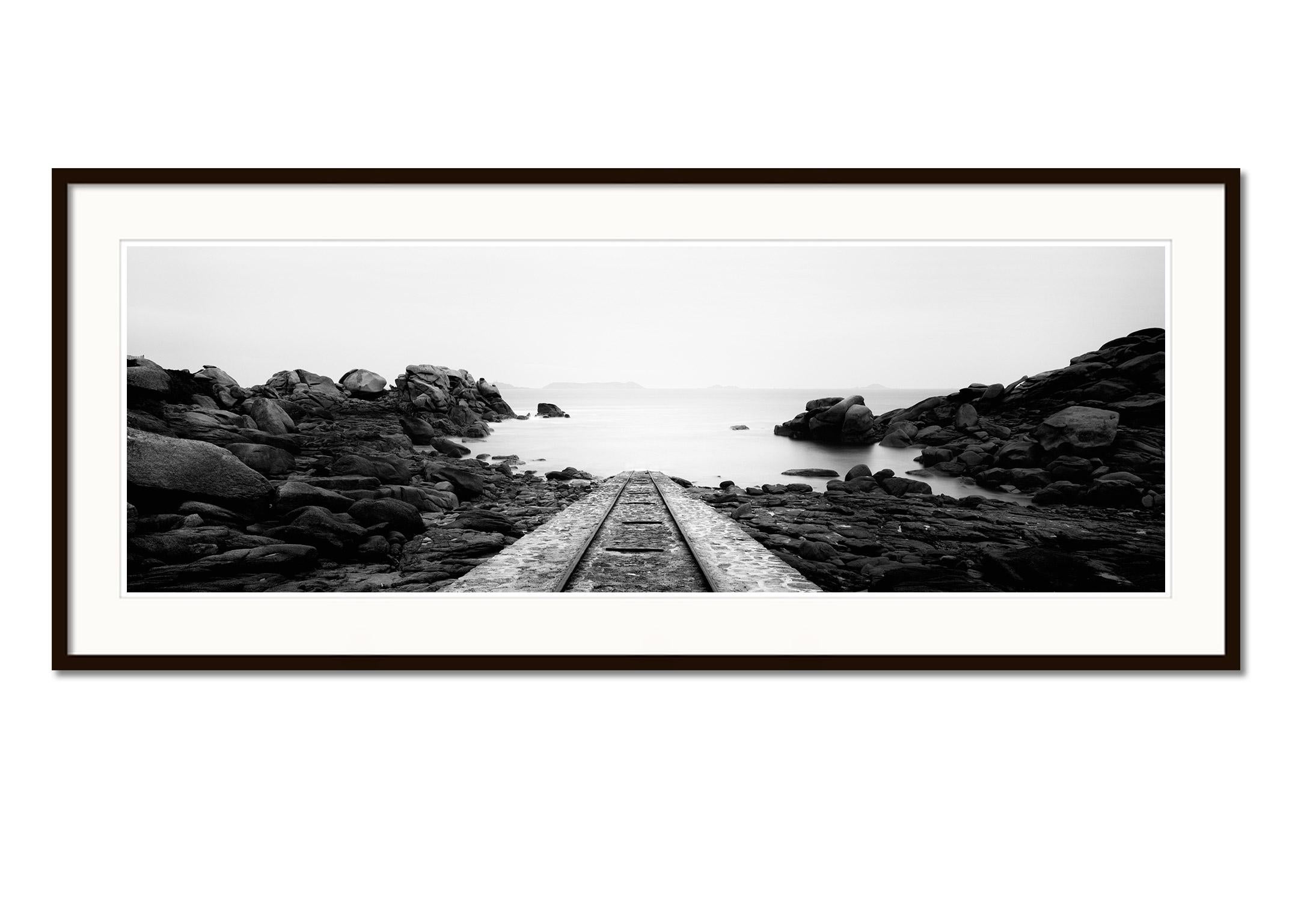 Into the Ocean railroad Atlantic Bay, Frankreich, Schwarz-Weiß-Landschaftsfotografie (Grau), Landscape Photograph, von Gerald Berghammer