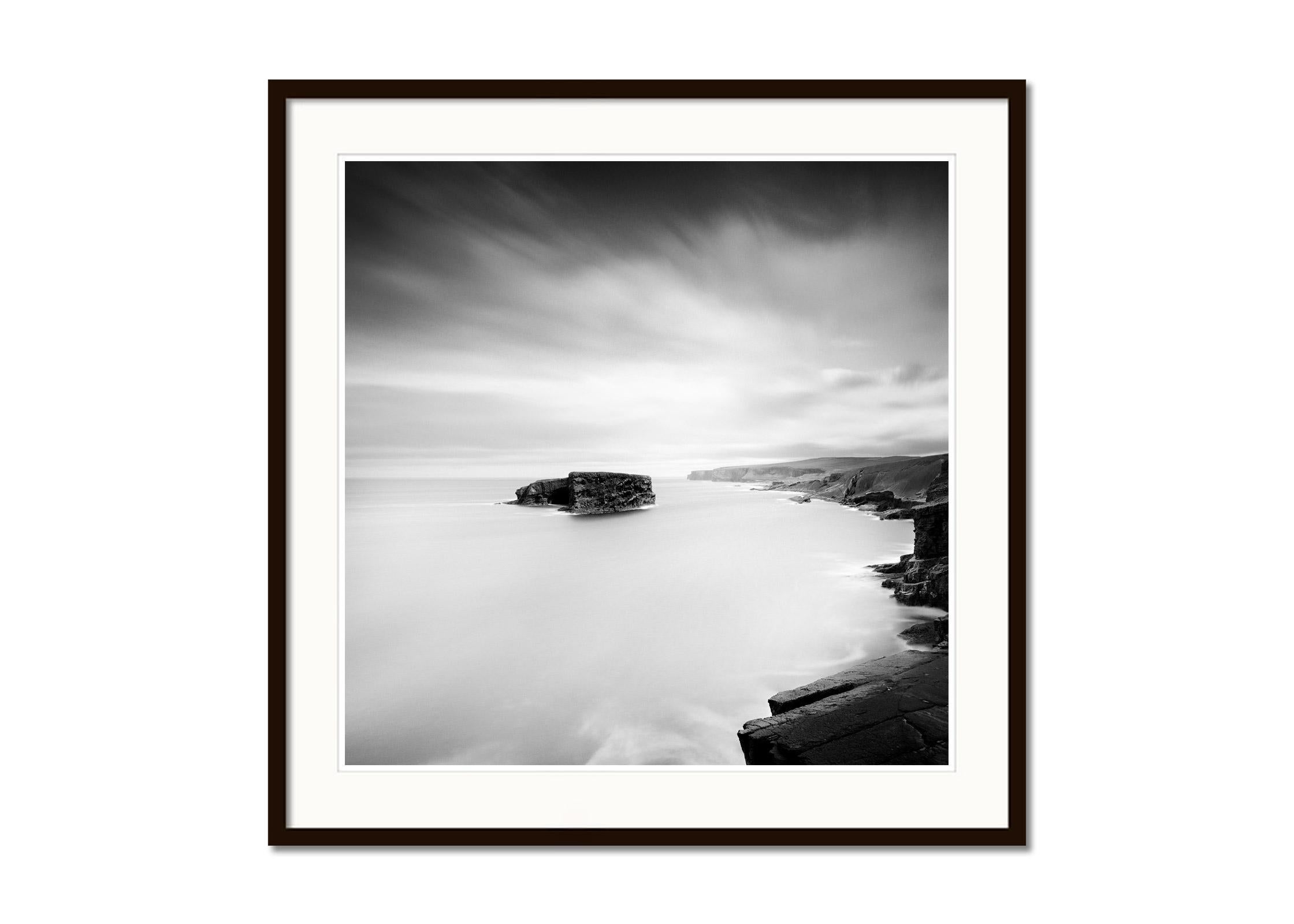 Irische Küste, Irland, Küste, Kunst, Schwarz-Weiß-Landschaftsfotodruck (Grau), Black and White Photograph, von Gerald Berghammer