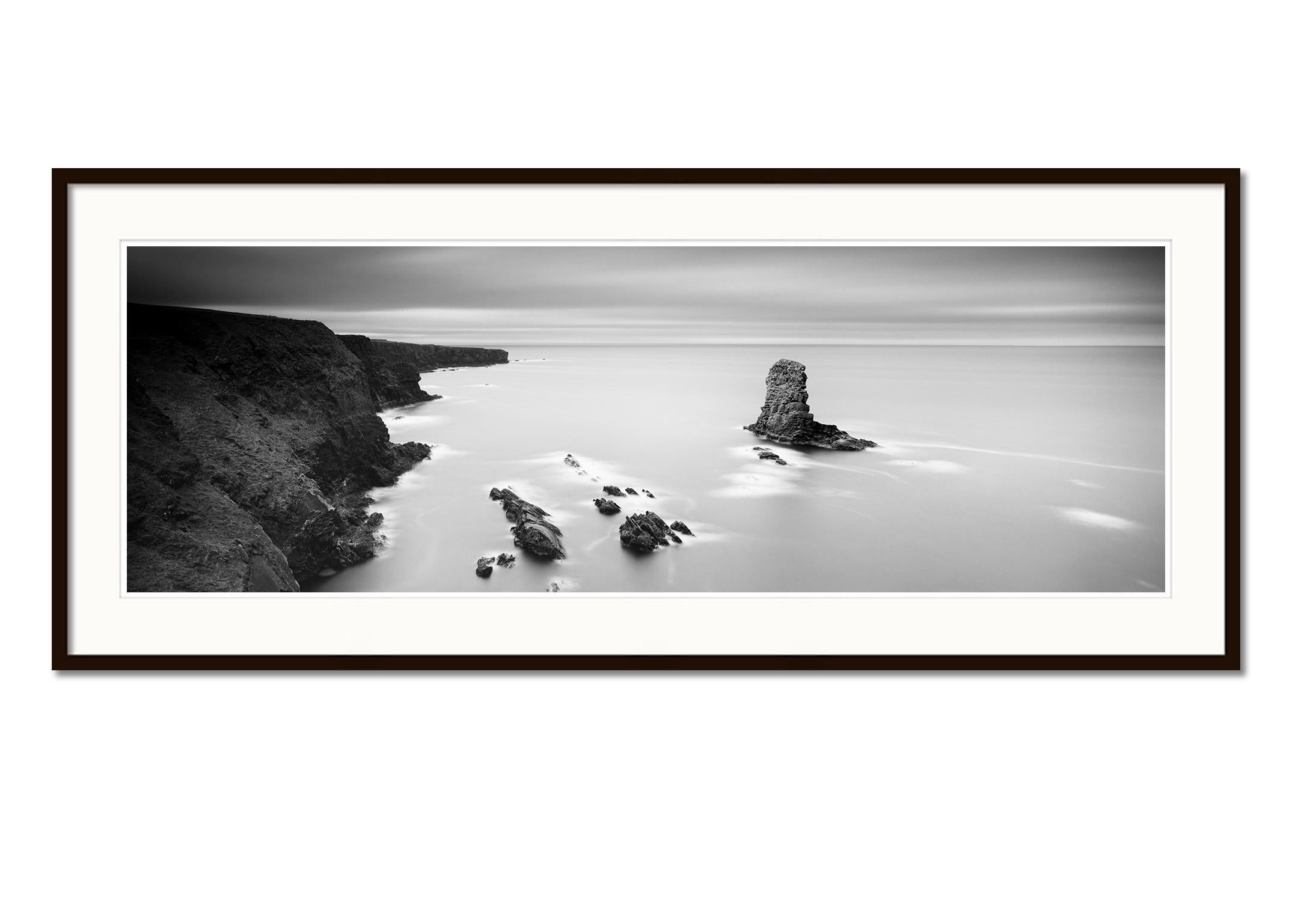 Irische Küste Panorama, Irland, Schwarz-Weiß-Fotografie, Landschaft (Grau), Black and White Photograph, von Gerald Berghammer