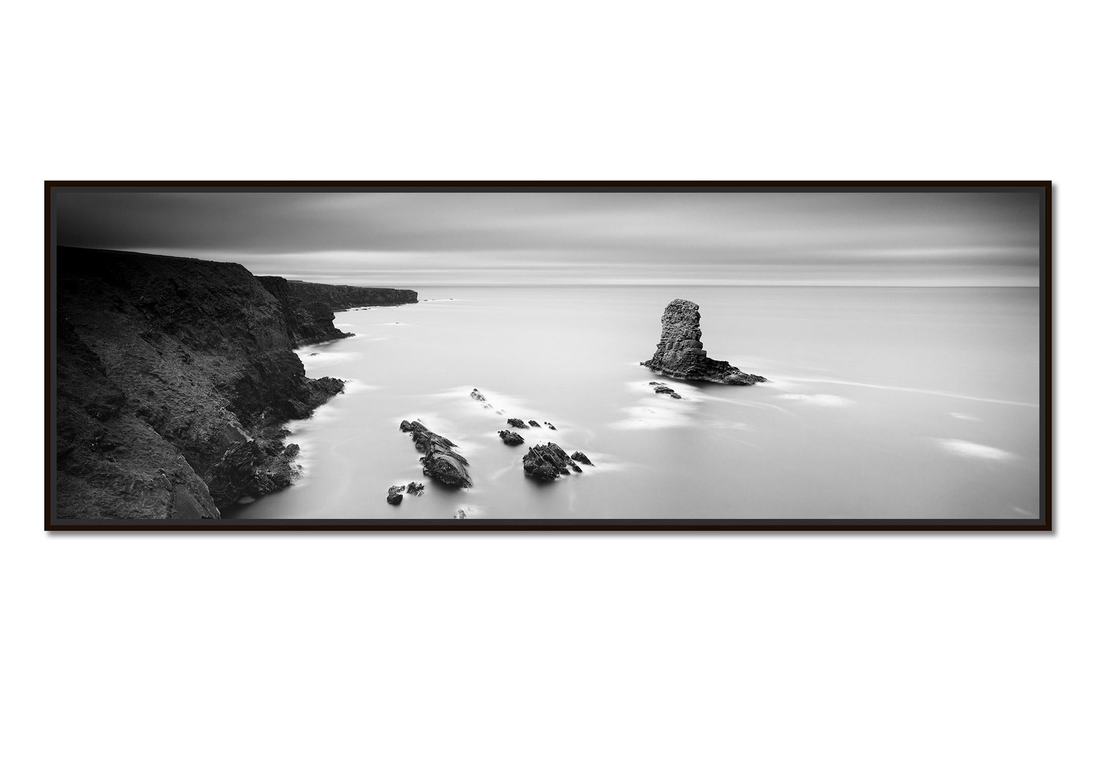 Panorama de la côte irlandaise, Irlande, photographie noir et blanc, paysage, beaux-arts - Photograph de Gerald Berghammer