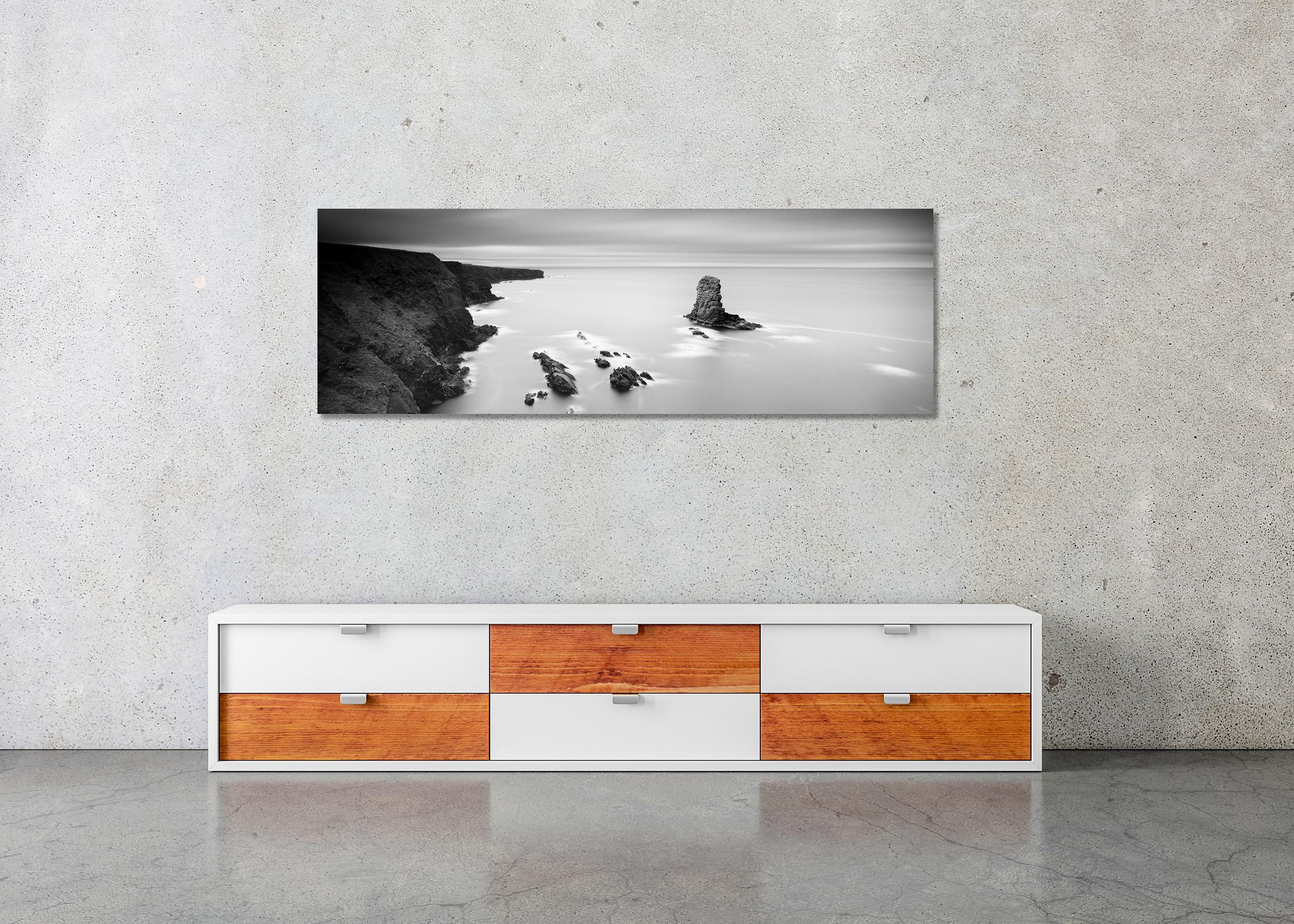 Panorama de la côte irlandaise, Irlande, photographie noir et blanc, paysage, beaux-arts en vente 1