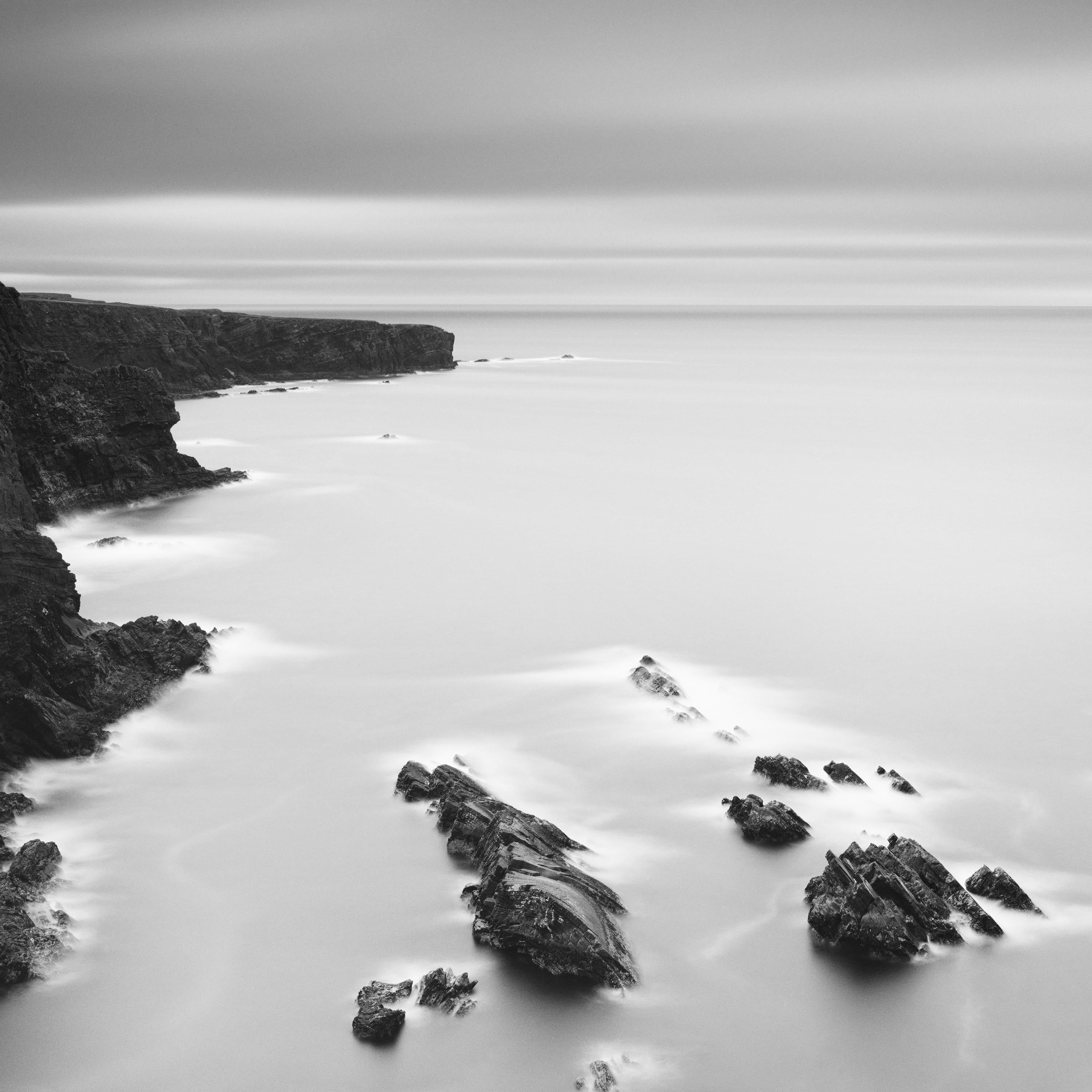 Irische Küste Panorama, Irland, Schwarz-Weiß-Fotografie, Landschaft im Angebot 4