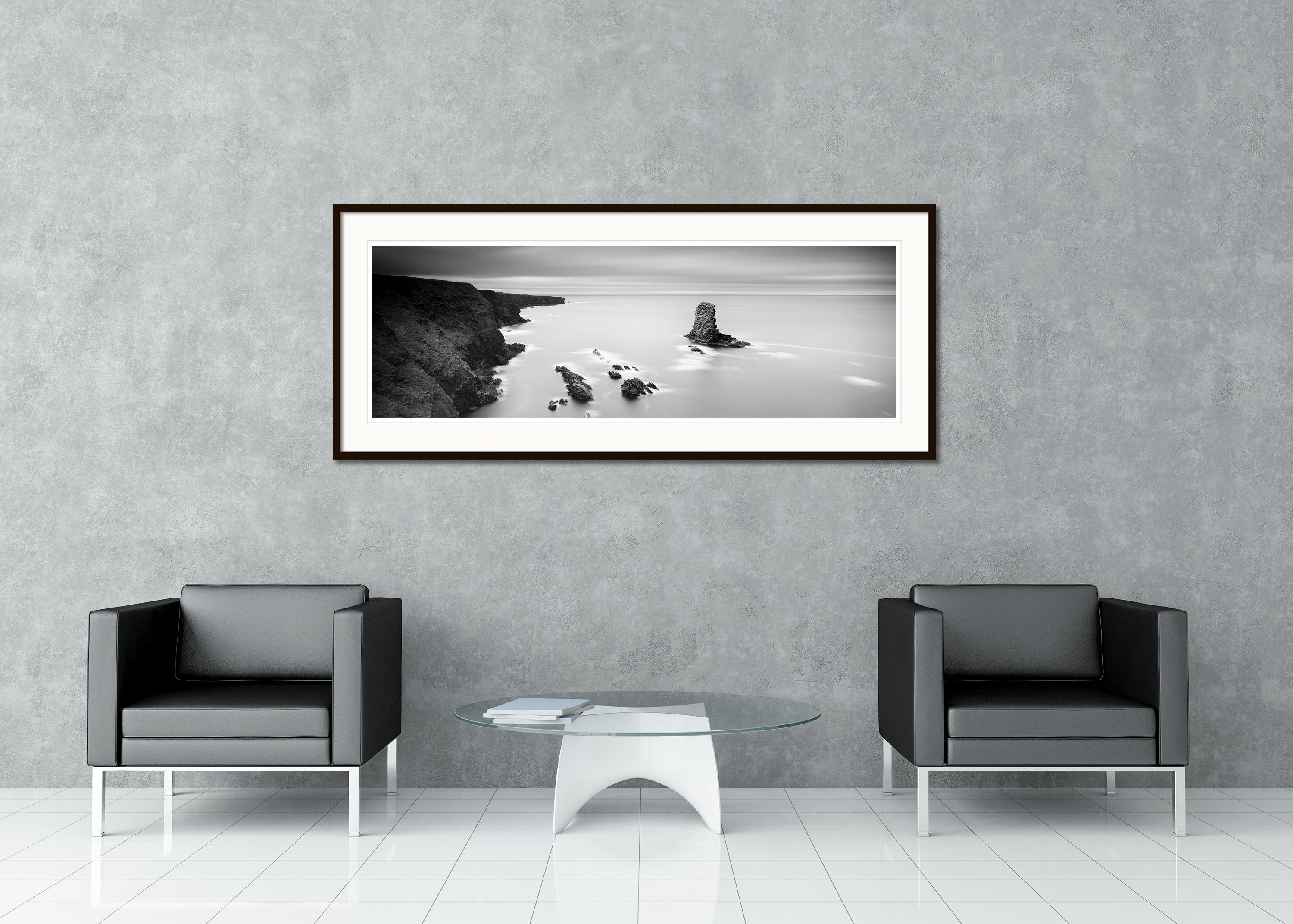 Photographie d'art en noir et blanc - Impressionnant panorama côtier des falaises d'Irlande avec de petites îles. Épreuve à l'encre pigmentaire d'archives, édition de 9 exemplaires. Signée, titrée, datée et numérotée par l'artiste. Certificat