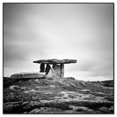 Irisches Megalithgrab Irland Schwarzweißfotografie Landschaft begrenzt