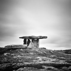 Tomba megalitica irlandese, Irlanda, fotografia in bianco e nero, paesaggio, limited