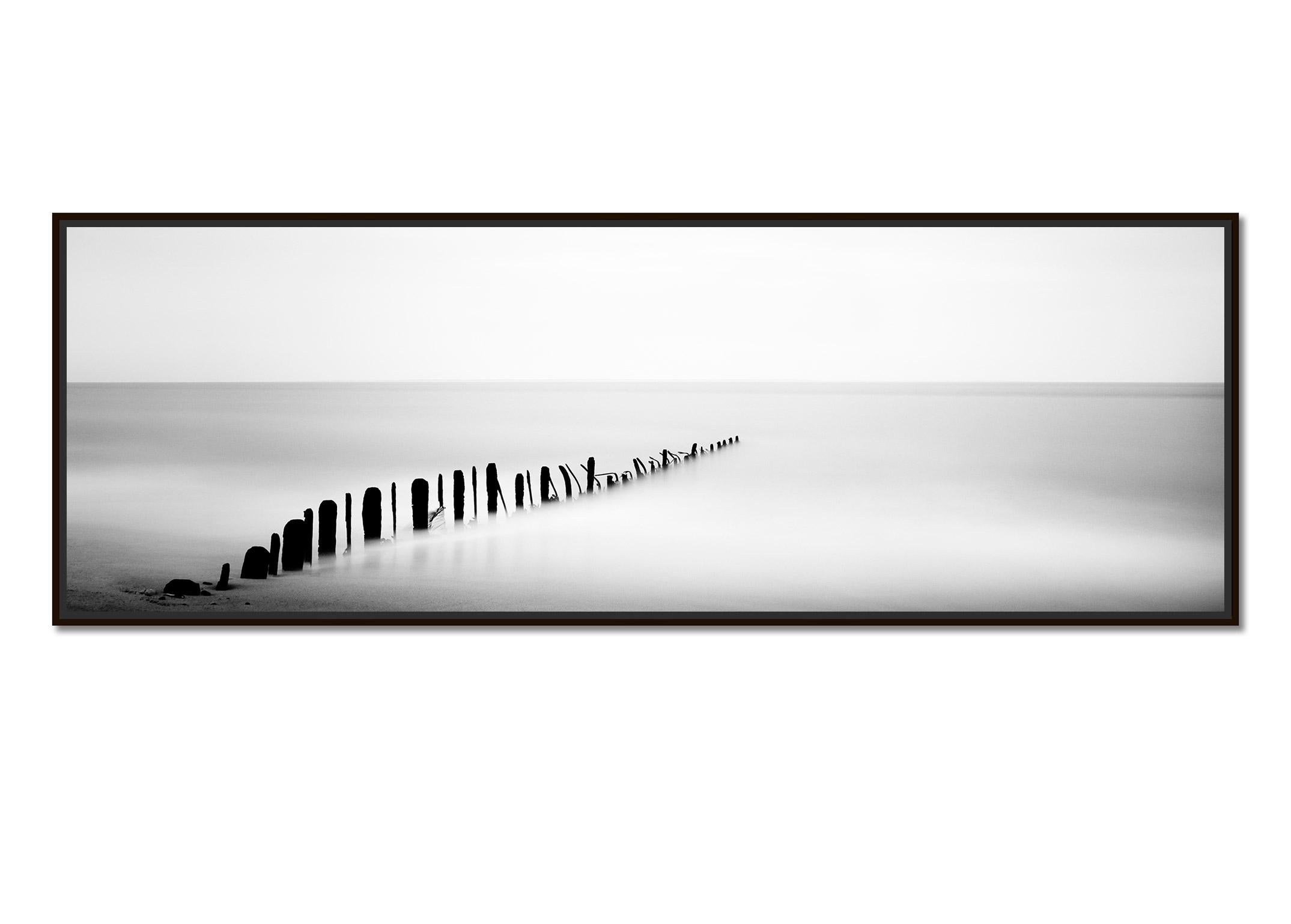  Panorama aus Eisen-Tees, Wellenbrecher, Sylt, Deutschland, Schwarz-Weiß-Kunstfotografie – Photograph von Gerald Berghammer