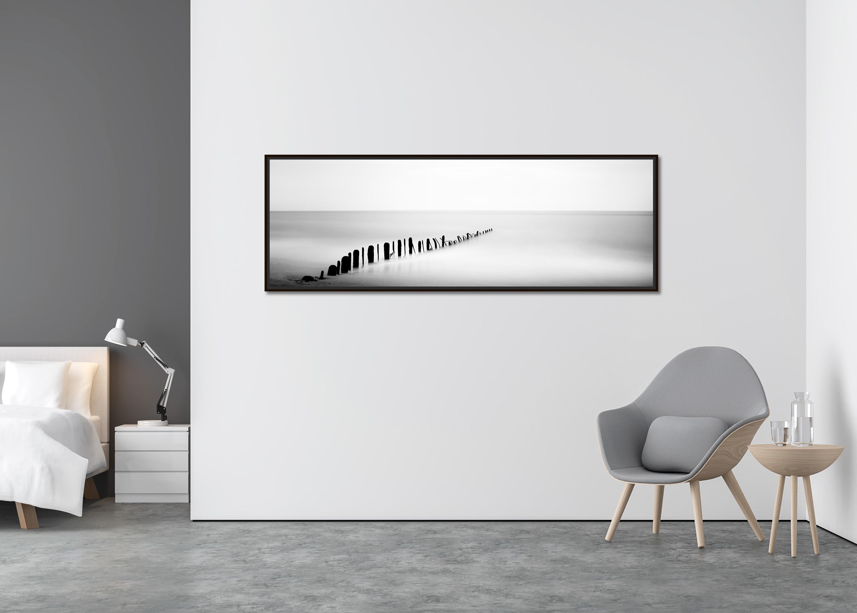  Panorama aus Eisen-Tees, Wellenbrecher, Sylt, Deutschland, Schwarz-Weiß-Kunstfotografie (Zeitgenössisch), Photograph, von Gerald Berghammer