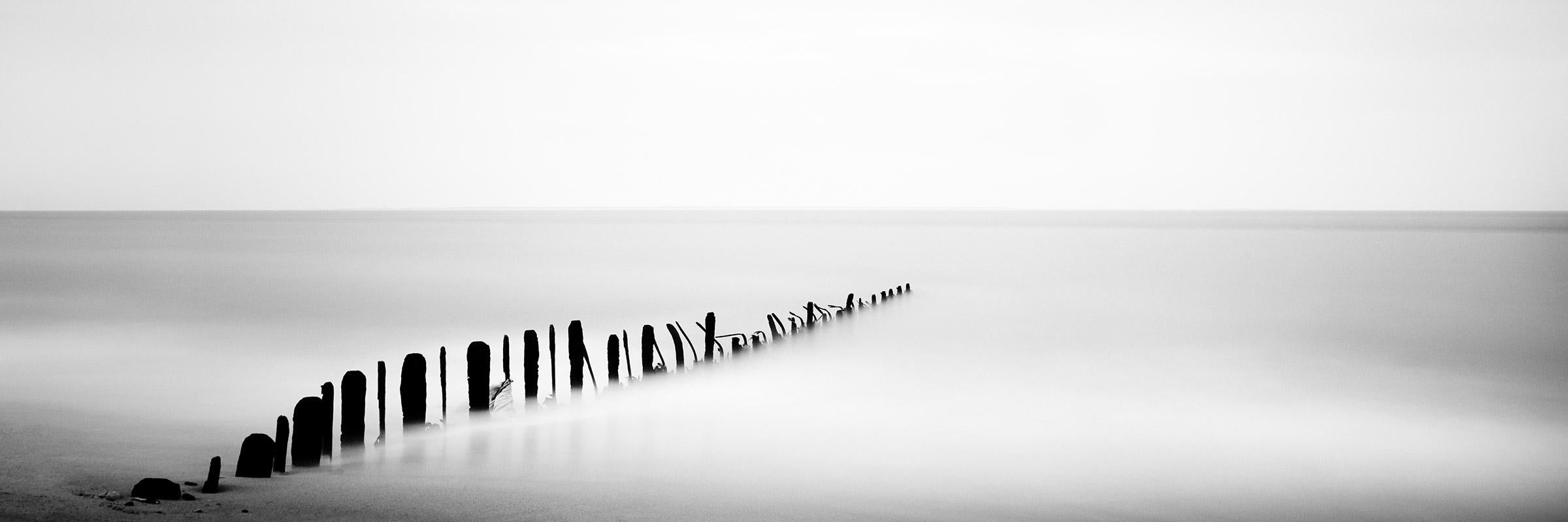 Gerald Berghammer Black and White Photograph –  Panorama aus Eisen-Tees, Wellenbrecher, Sylt, Deutschland, Schwarz-Weiß-Kunstfotografie