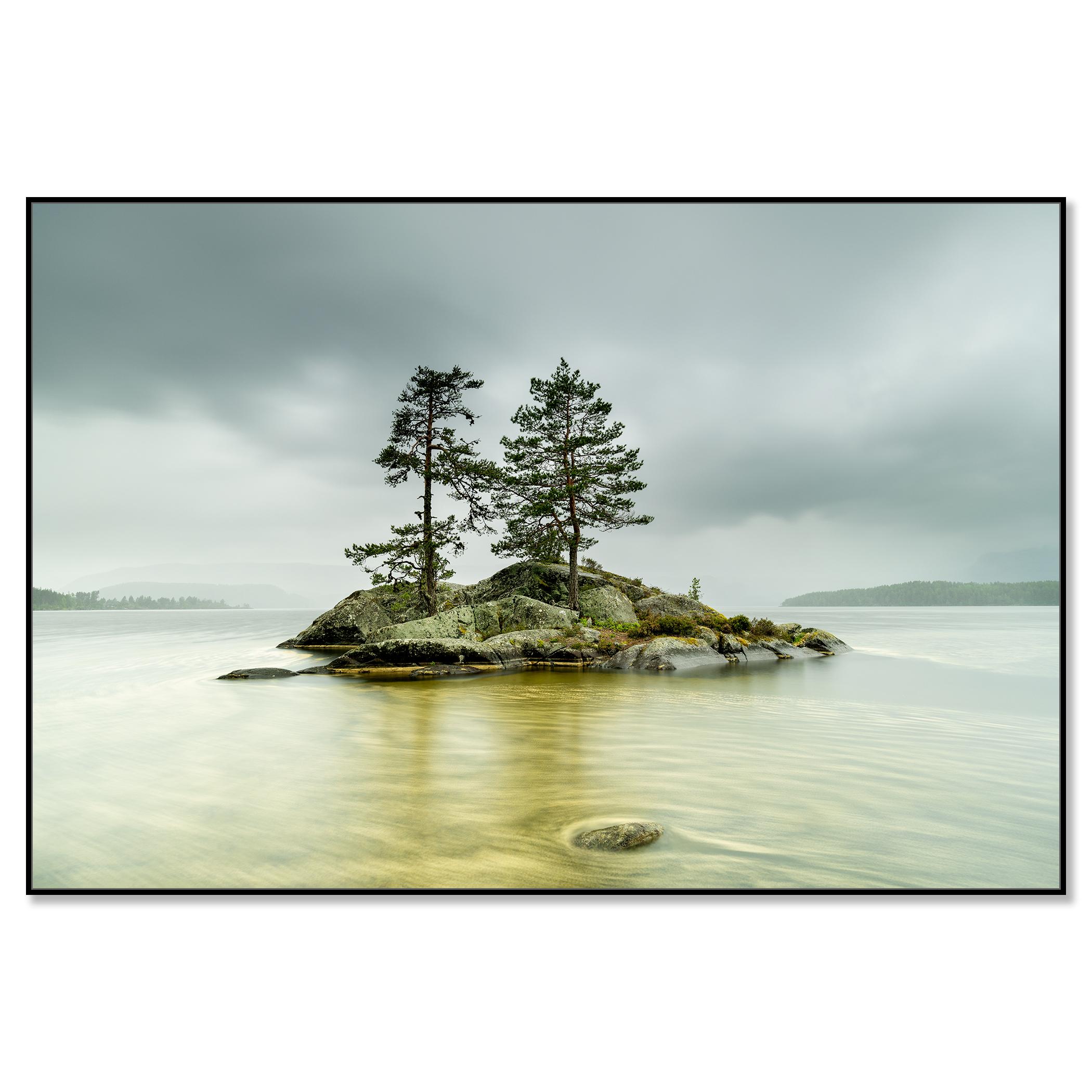 Island in jaune Water, grande photographie en couleur, paysage, édition limitée - Contemporain Photograph par Gerald Berghammer