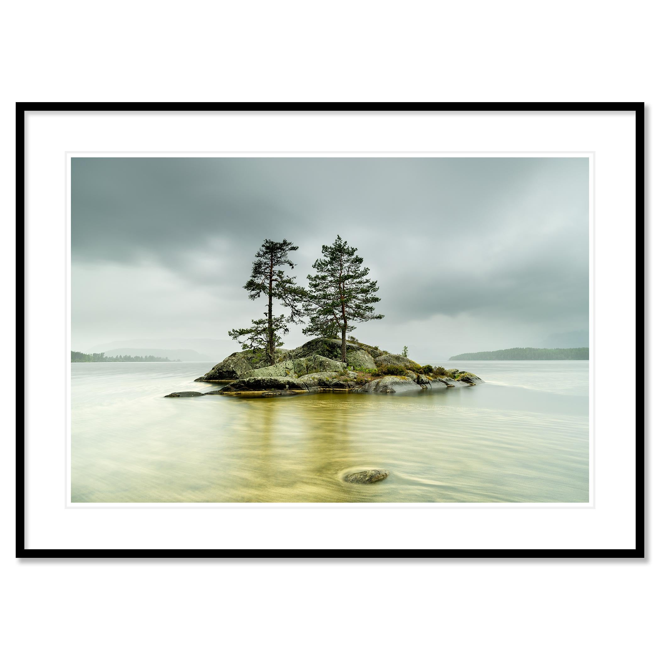 Island in jaune Water, grande photographie en couleur, paysage, édition limitée en vente 1