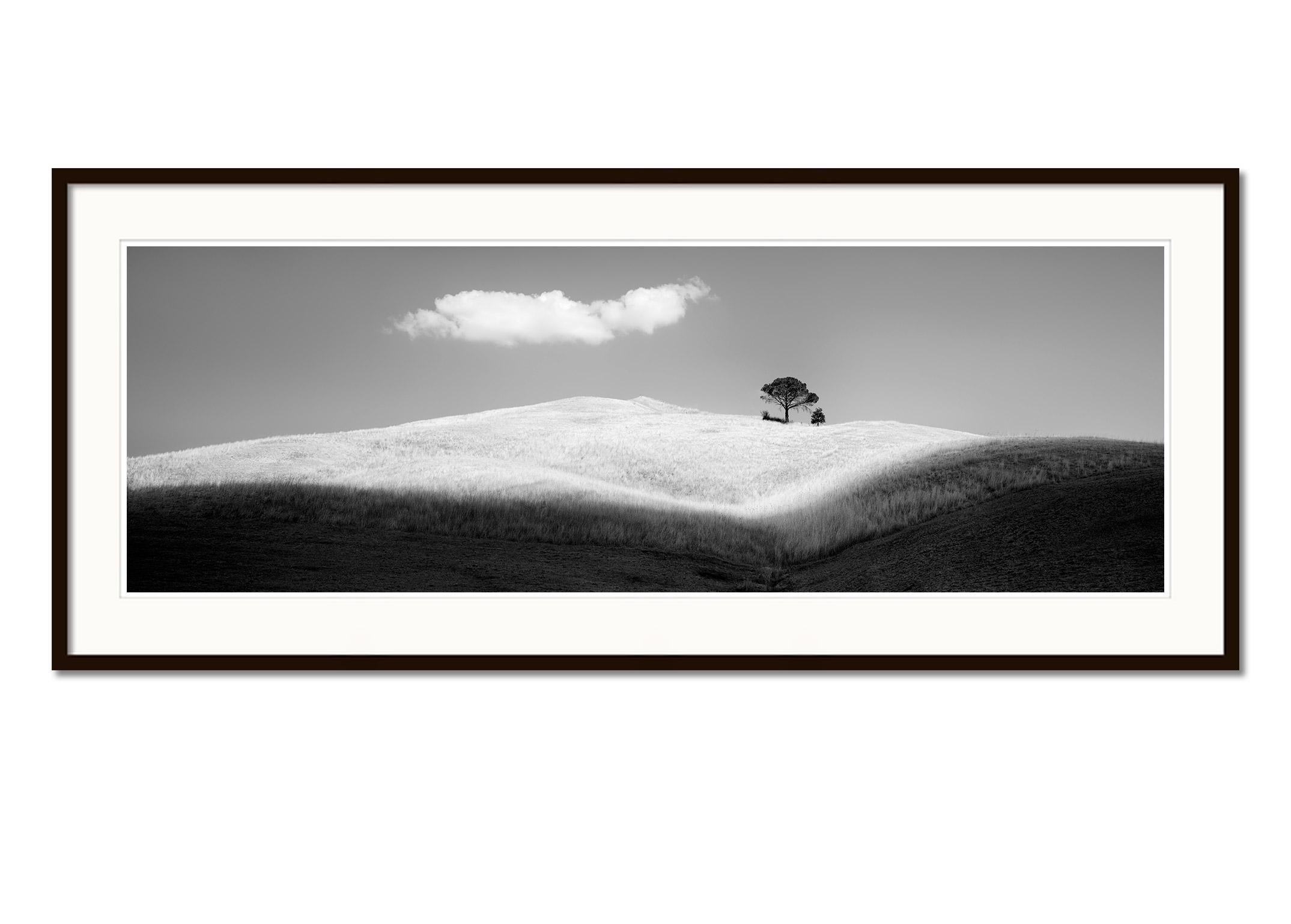 A. Stone, Panorama, Italia, fotografia artistica in bianco e nero, paesaggio - Black and White Photograph Grigio di Gerald Berghammer