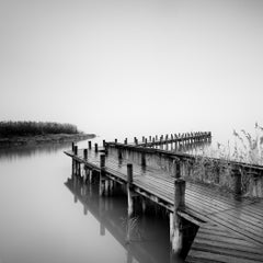 Jetty auf ruhigem See, bewölbter Morgen, Schwarz-Weiß, lange Belichtungsbelichtung, Kunst-Wasserlandschaft