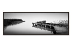 Jetty auf ruhigem See Panorama, Schwarz-Weiß-Fotografie, Wasserlandschaft, limitiert