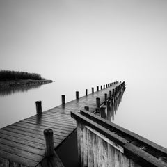 Jetée sur un lac calme, matin brumeux et silencieux, noir et blanc, paysage aquatique fine art
