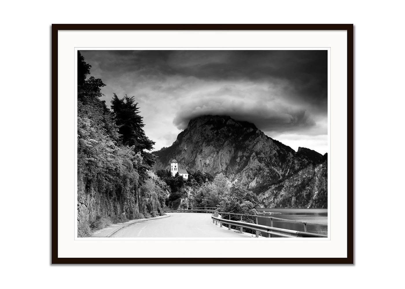Johannesbergkapelle, chapelle de montagne, photographie noir et blanc, paysage - Noir Black and White Photograph par Gerald Berghammer