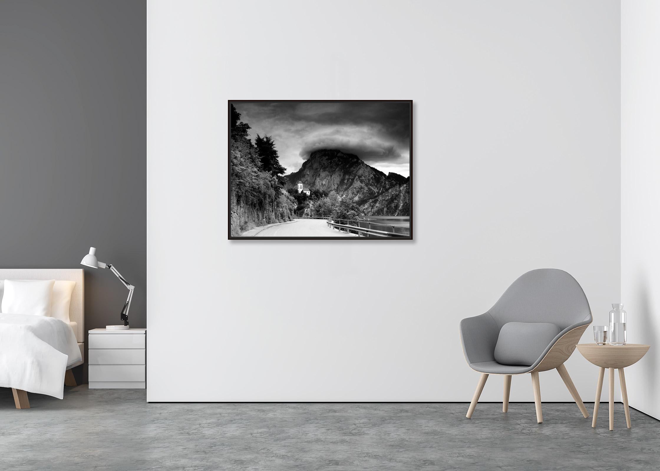 Johannesbergkapelle, chapelle de montagne, photographie noir et blanc, paysage - Contemporain Photograph par Gerald Berghammer