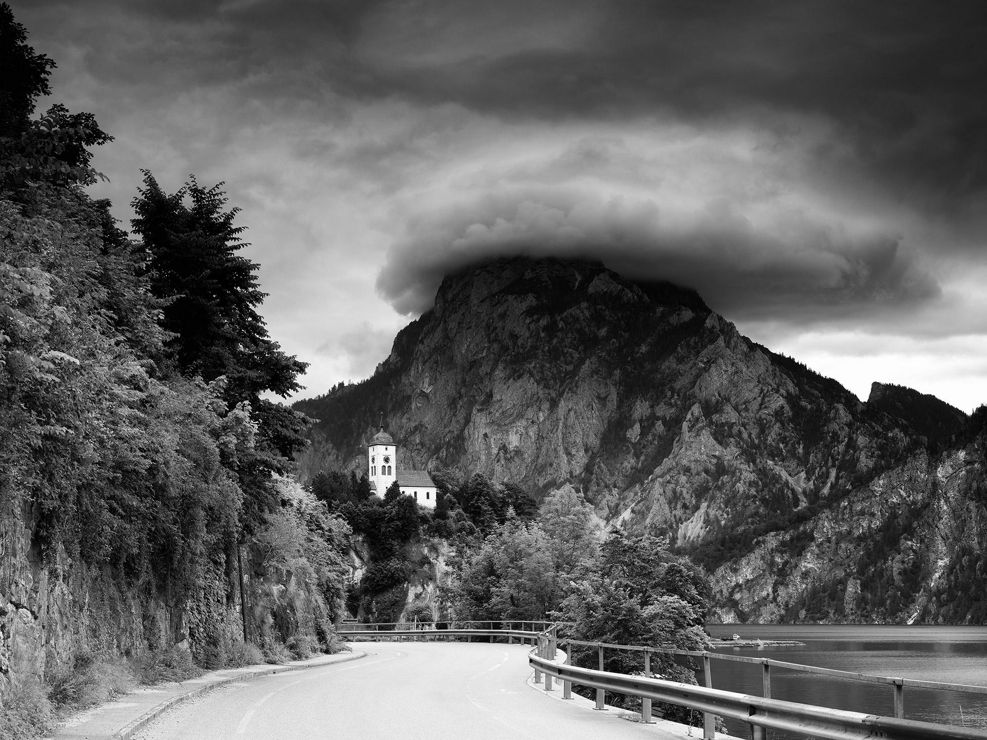 Black and White Photograph Gerald Berghammer - Johannesbergkapelle, chapelle de montagne, photographie noir et blanc, paysage