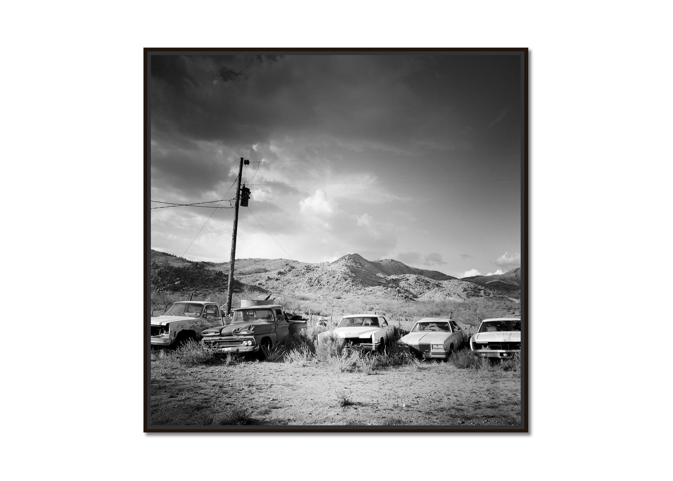 Junkyard, Wüste, Route 66, Arizona, USA, Schwarz-Weiß-Fotografie, Landschaft – Photograph von Gerald Berghammer