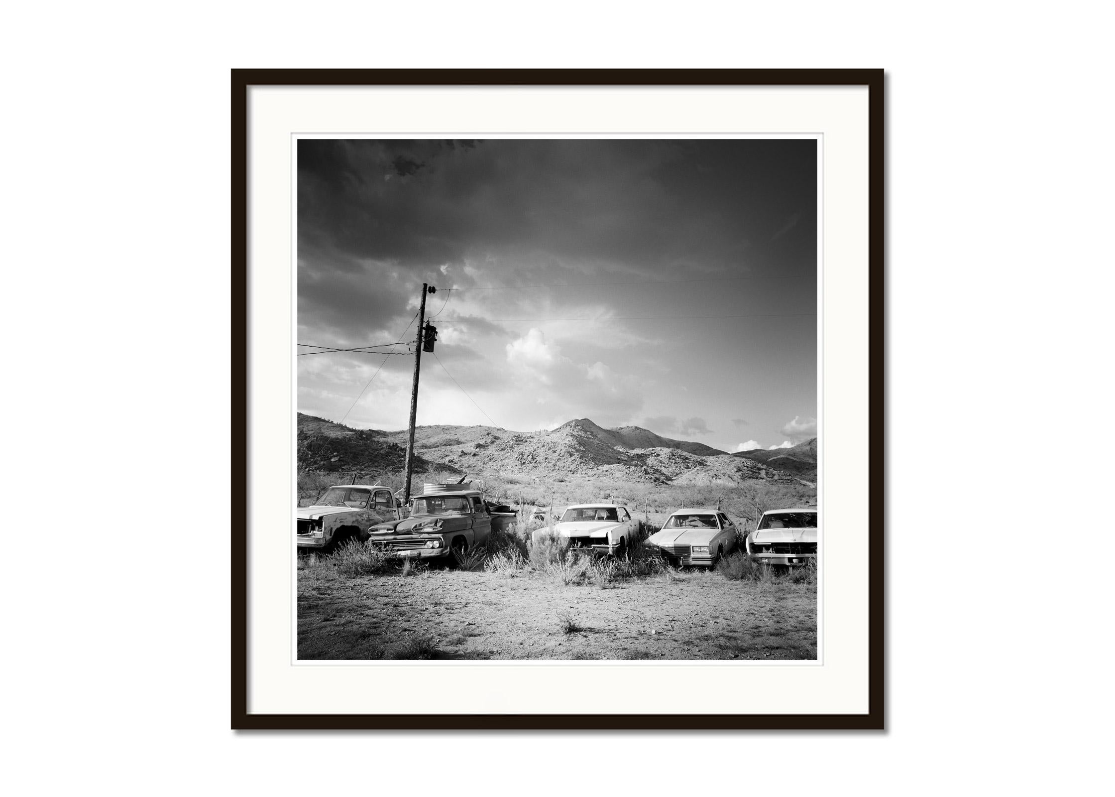 Junkyard, Wüste, Route 66, Arizona, USA, Schwarz-Weiß-Fotografie, Landschaft (Grau), Landscape Photograph, von Gerald Berghammer