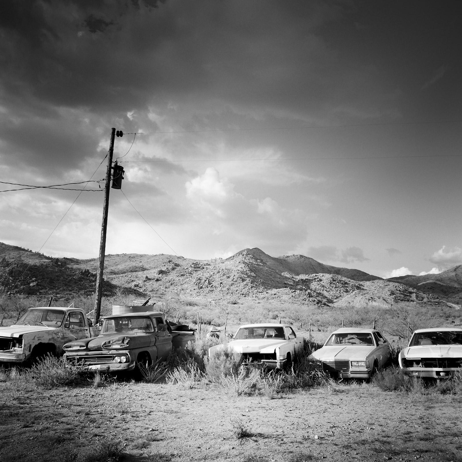 Gerald Berghammer Landscape Photograph – Junkyard, Wüste, Route 66, Arizona, USA, Schwarz-Weiß-Fotografie, Landschaft