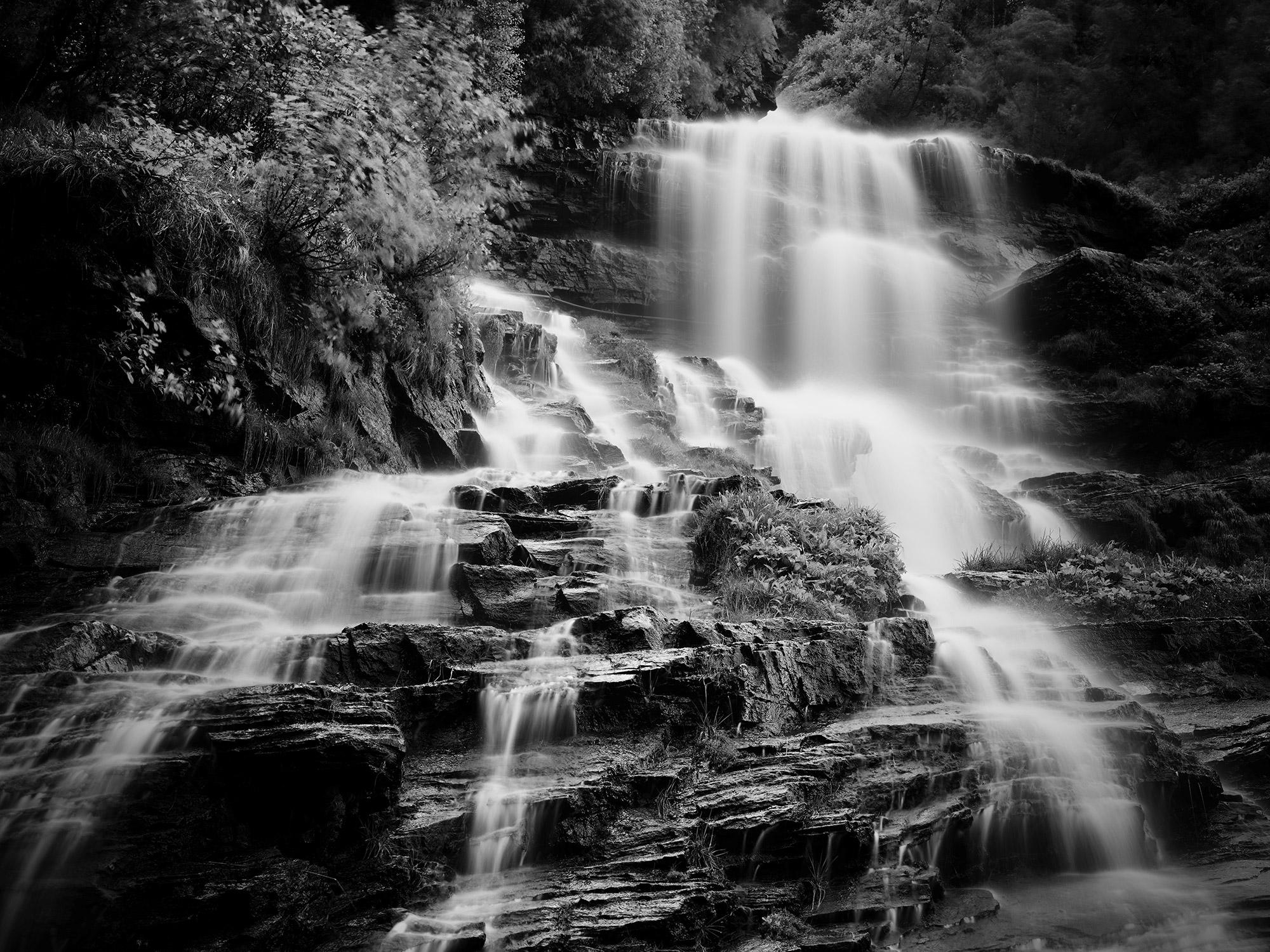 Klockelefall, chute d'eau, ruisseau de montagne, photographie en noir et blanc, paysage