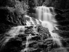 Klockelefall, chute d'eau, ruisseau de montagne, photographie en noir et blanc, paysage