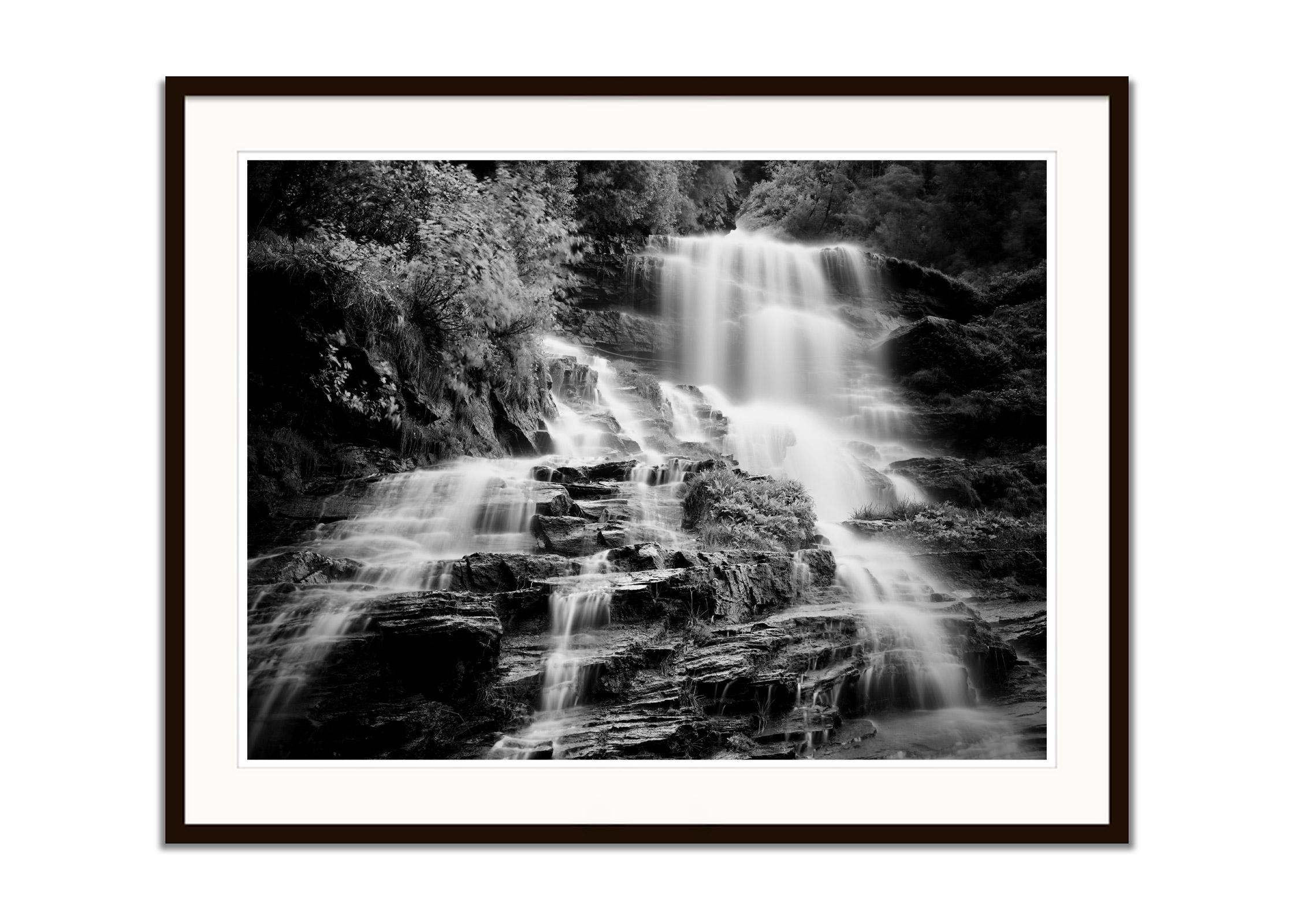 Schwarz-Weiß-Fotografie mit Langzeitbelichtung für Wasserlandschaften - Landschaftsfotografie. Wasserfall-Detail vom wunderschönen Klockelefall, Pitztal, Österreich. Pigmenttintendruck in einer limitierten Auflage von 7 Exemplaren. Alle Drucke von