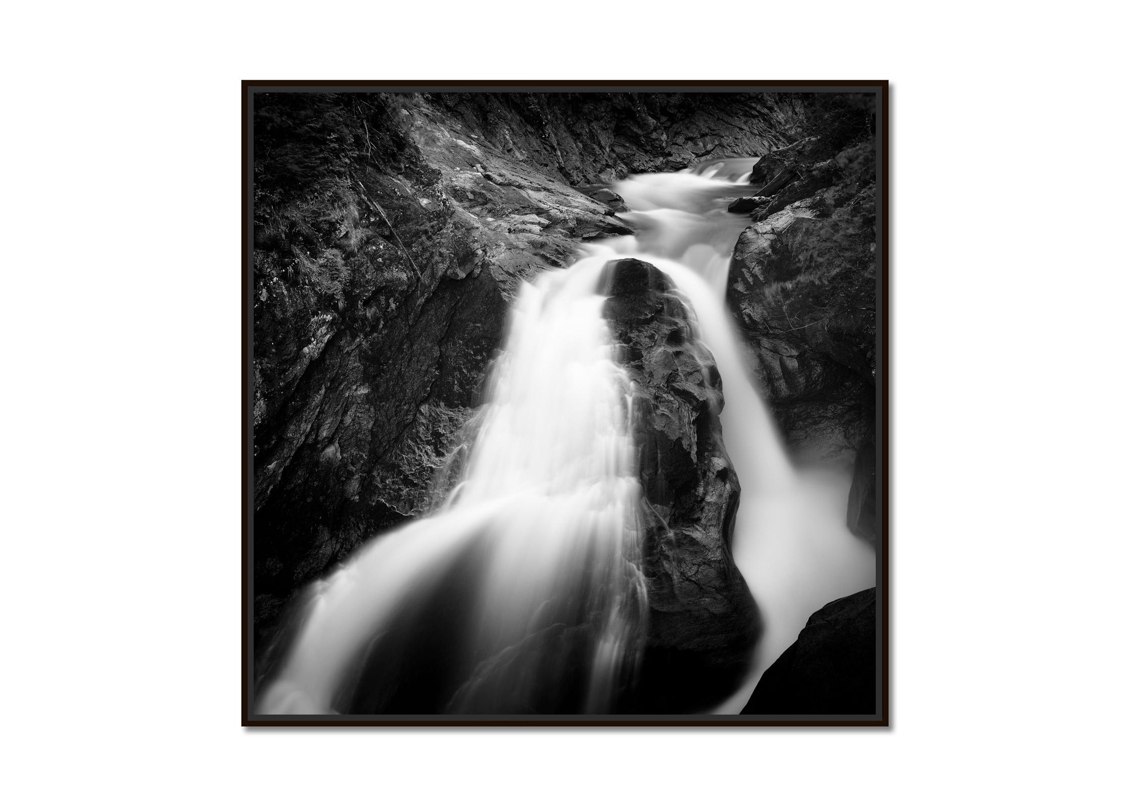 Krimmler Ache, chute d'eau, rivière de montagne, photographie en noir et blanc, paysage - Photograph de Gerald Berghammer