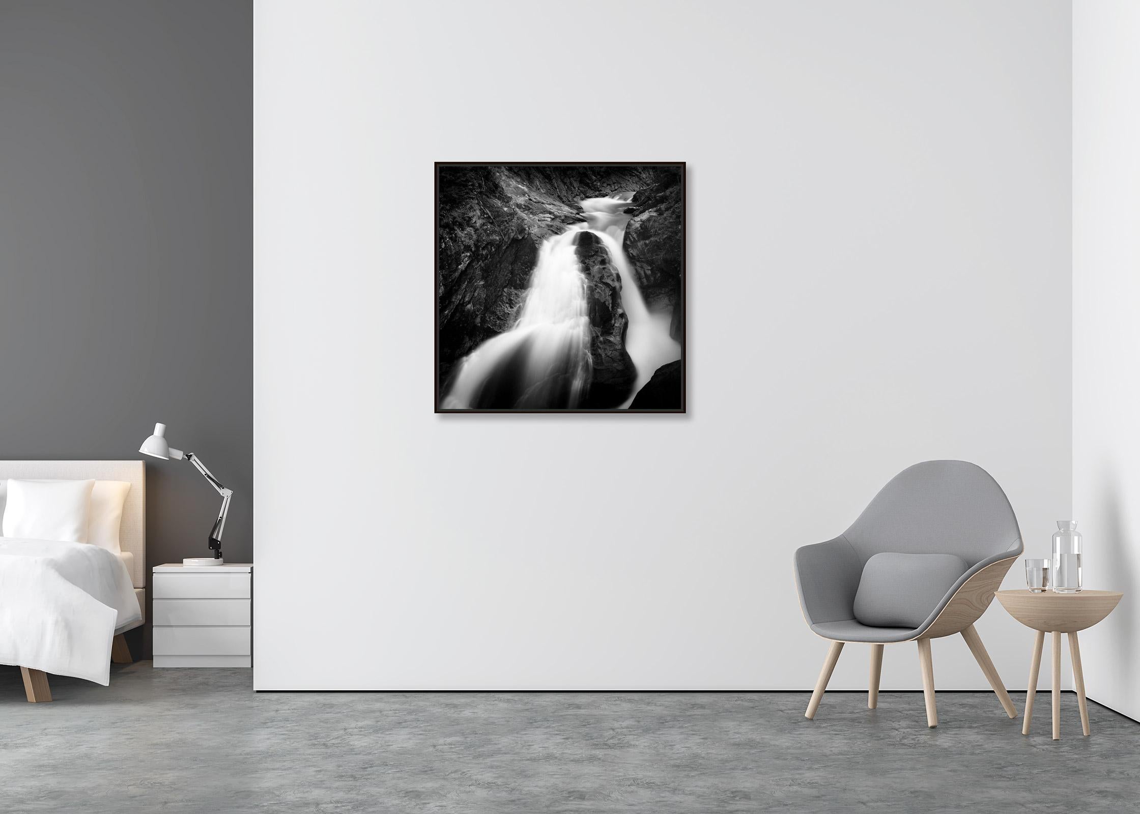 Krimmler Ache, chute d'eau, rivière de montagne, photographie en noir et blanc, paysage - Minimaliste Photograph par Gerald Berghammer