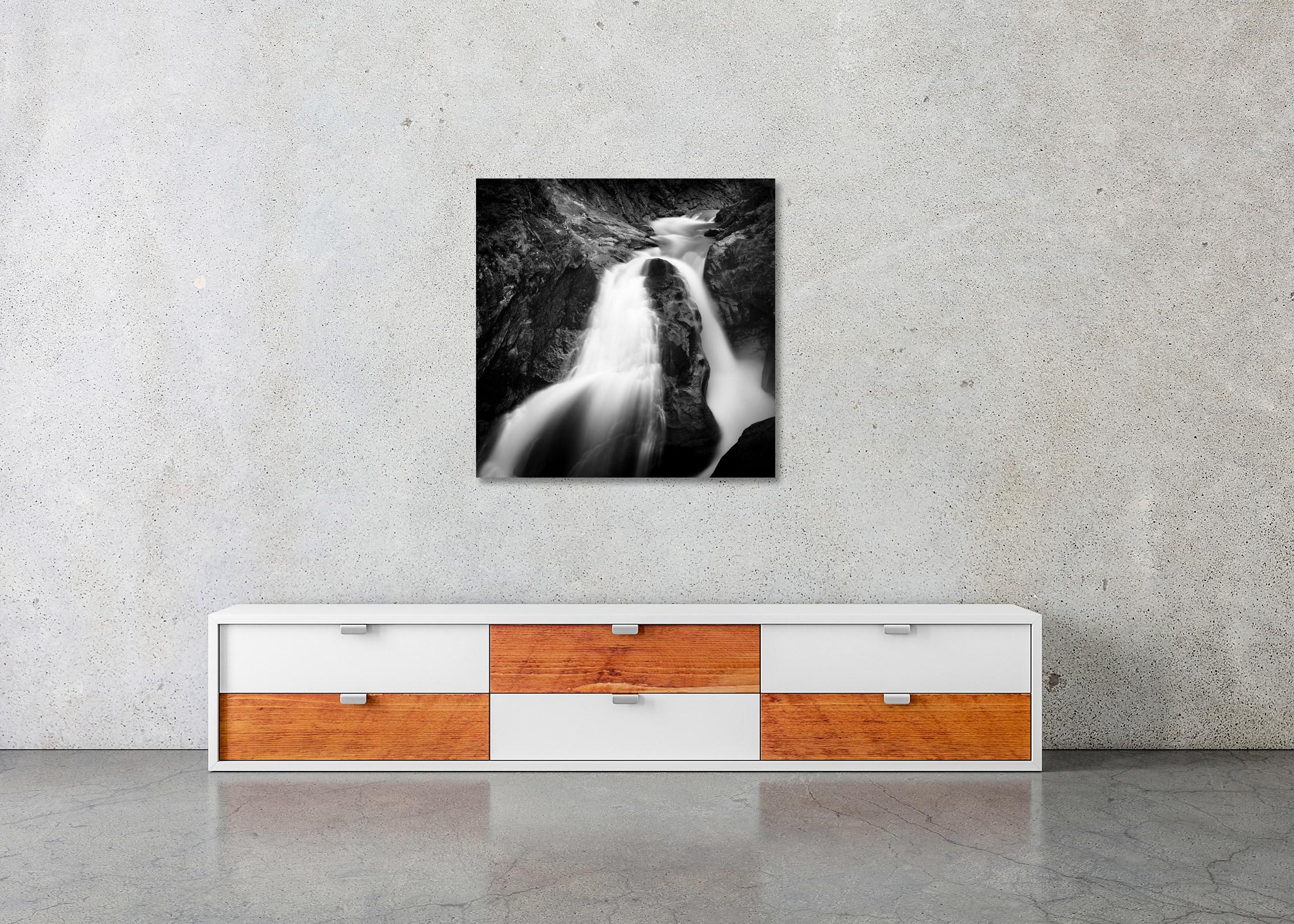 Krimmler Ache, chute d'eau, rivière de montagne, photographie en noir et blanc, paysage en vente 2