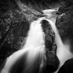 Krimmler Ache, chute d'eau, rivière de montagne, photographie en noir et blanc, paysage