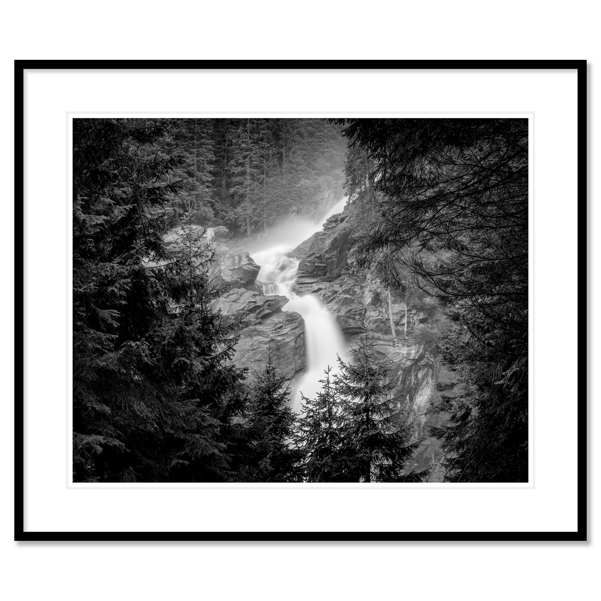 Photographie d'art en noir et blanc de paysages aquatiques. Chute d'eau avec rivière de montagne dans la forêt dans la lumière du matin. Épreuve à l'encre pigmentaire d'archives, édition de 5 exemplaires. Signée, titrée, datée et numérotée par