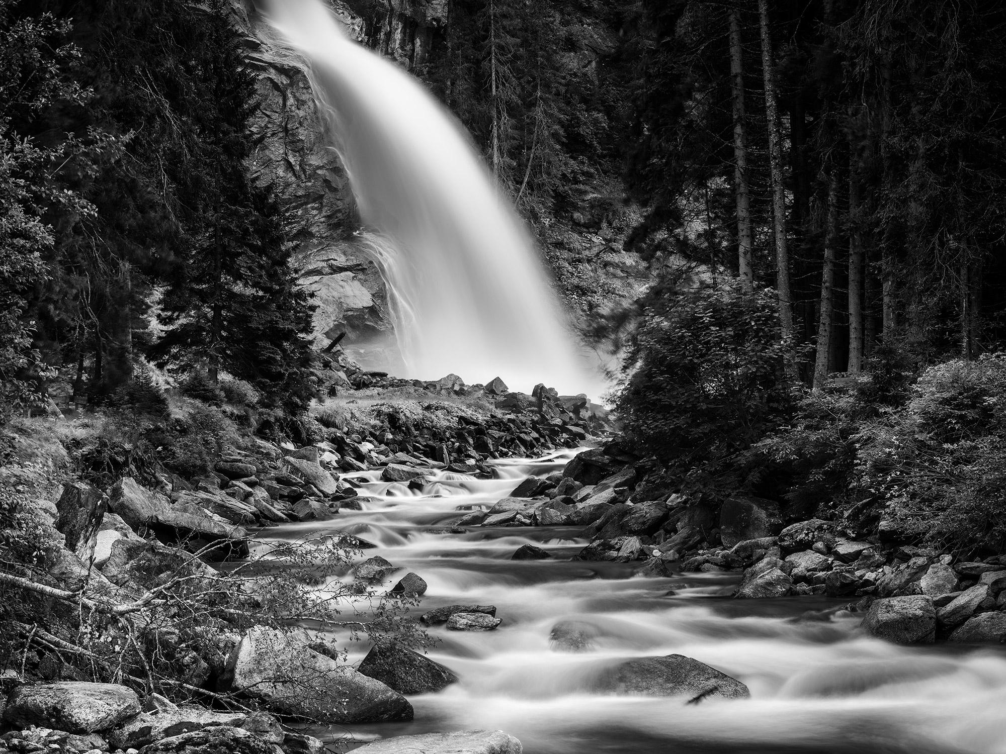 Cascade de Krimmler, ruisseau de montagne, photographie d'art en noir et blanc, paysage