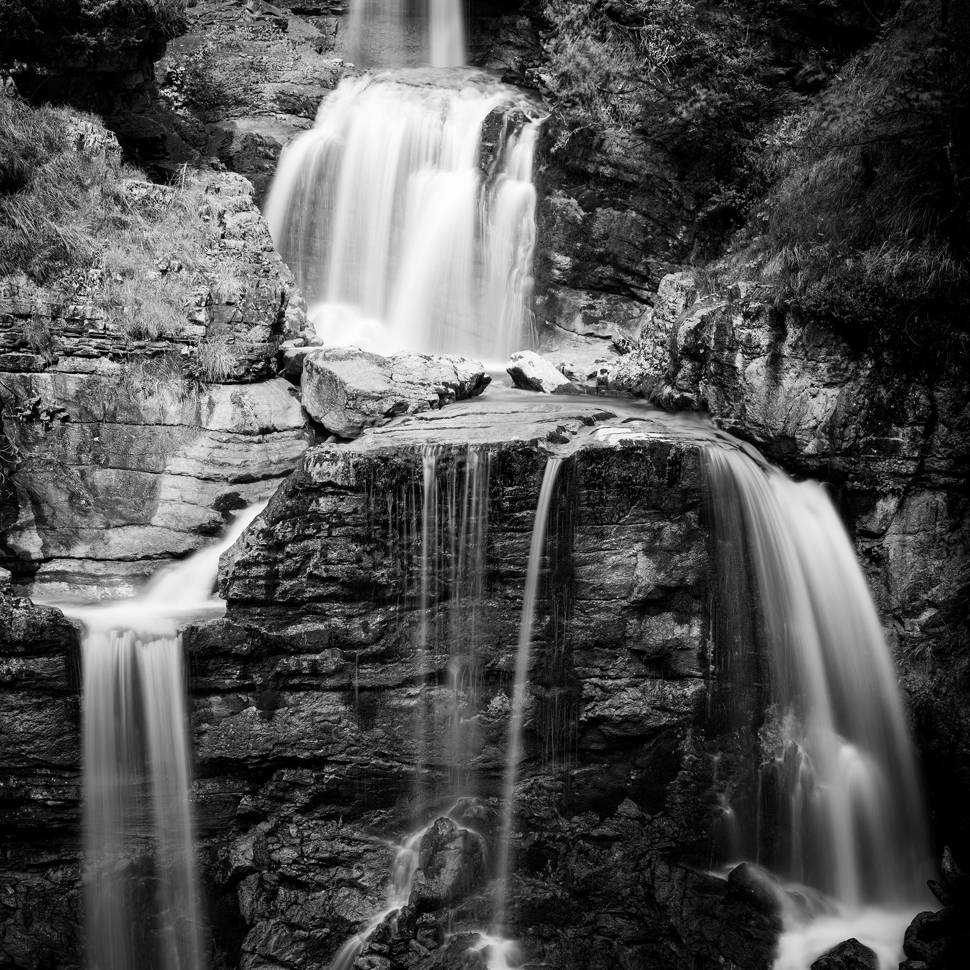 Kuhflucht, Wasserfall, Schwarz-Weiß-Fotografie, Wasserlandschaft, limitierte Auflage im Angebot 6