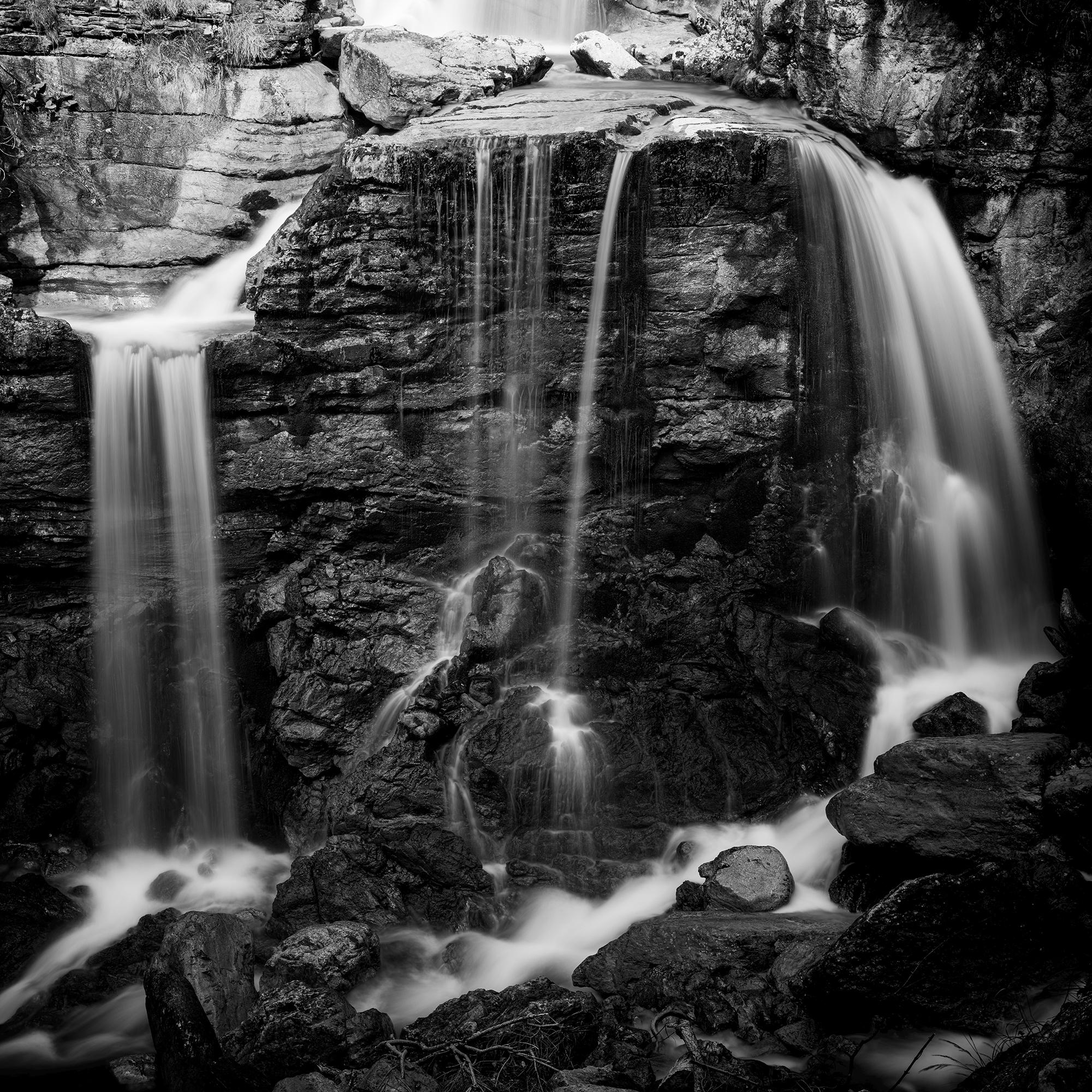 Kuhflucht, Wasserfall, Schwarz-Weiß-Fotografie, Wasserlandschaft, limitierte Auflage im Angebot 7